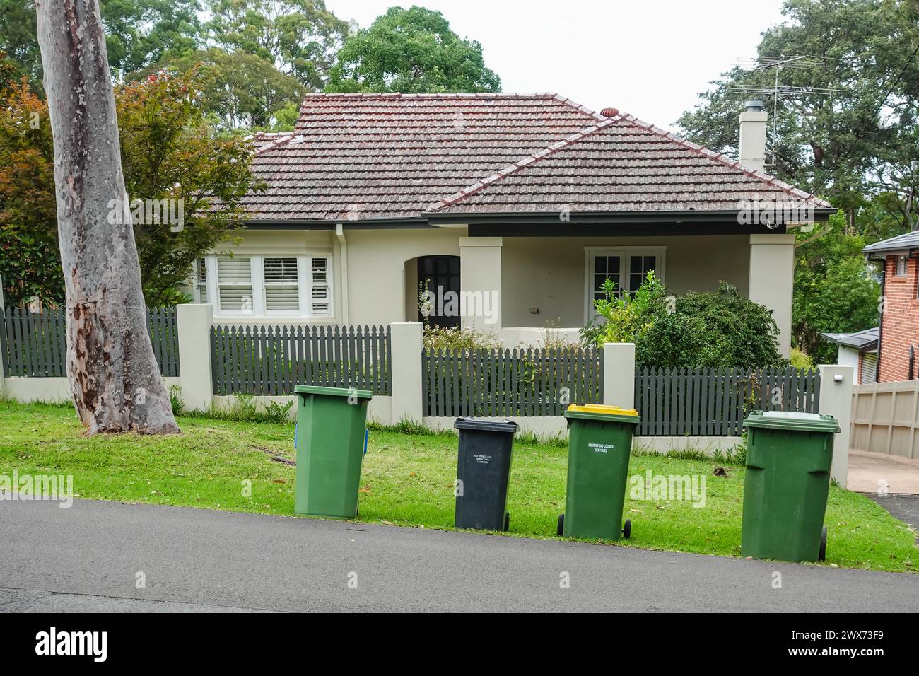 Mülltonnen standen vor einem Haus in Sydney, Australien. Stockfoto