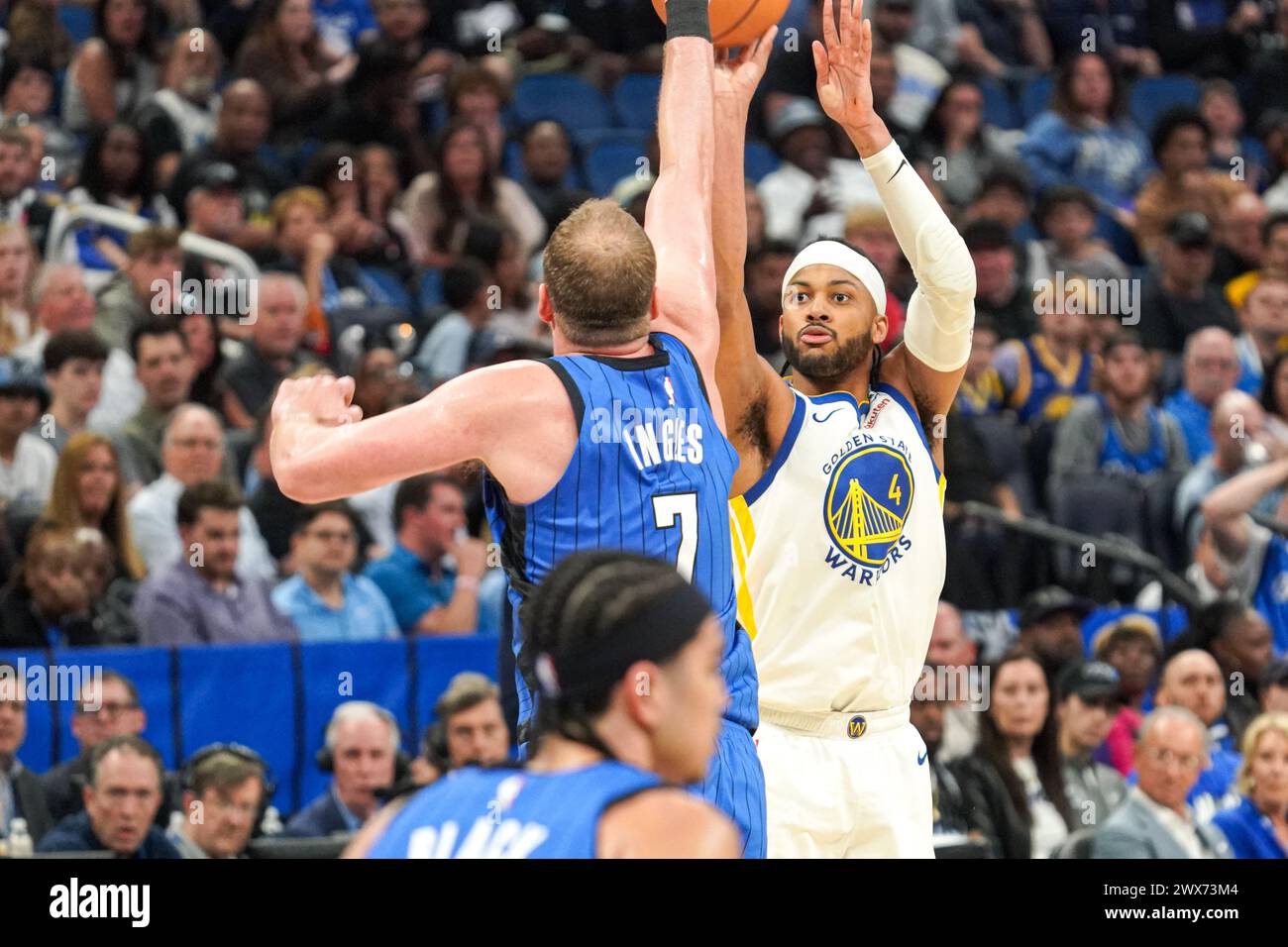 Orlando, Florida, USA, 27. März 2024, Golden State Warriors Forward Moses Moody #4 schießt in der zweiten Halbzeit eine drei im Kia Center. (Foto: Marty Jean-Louis/Alamy Live News Stockfoto