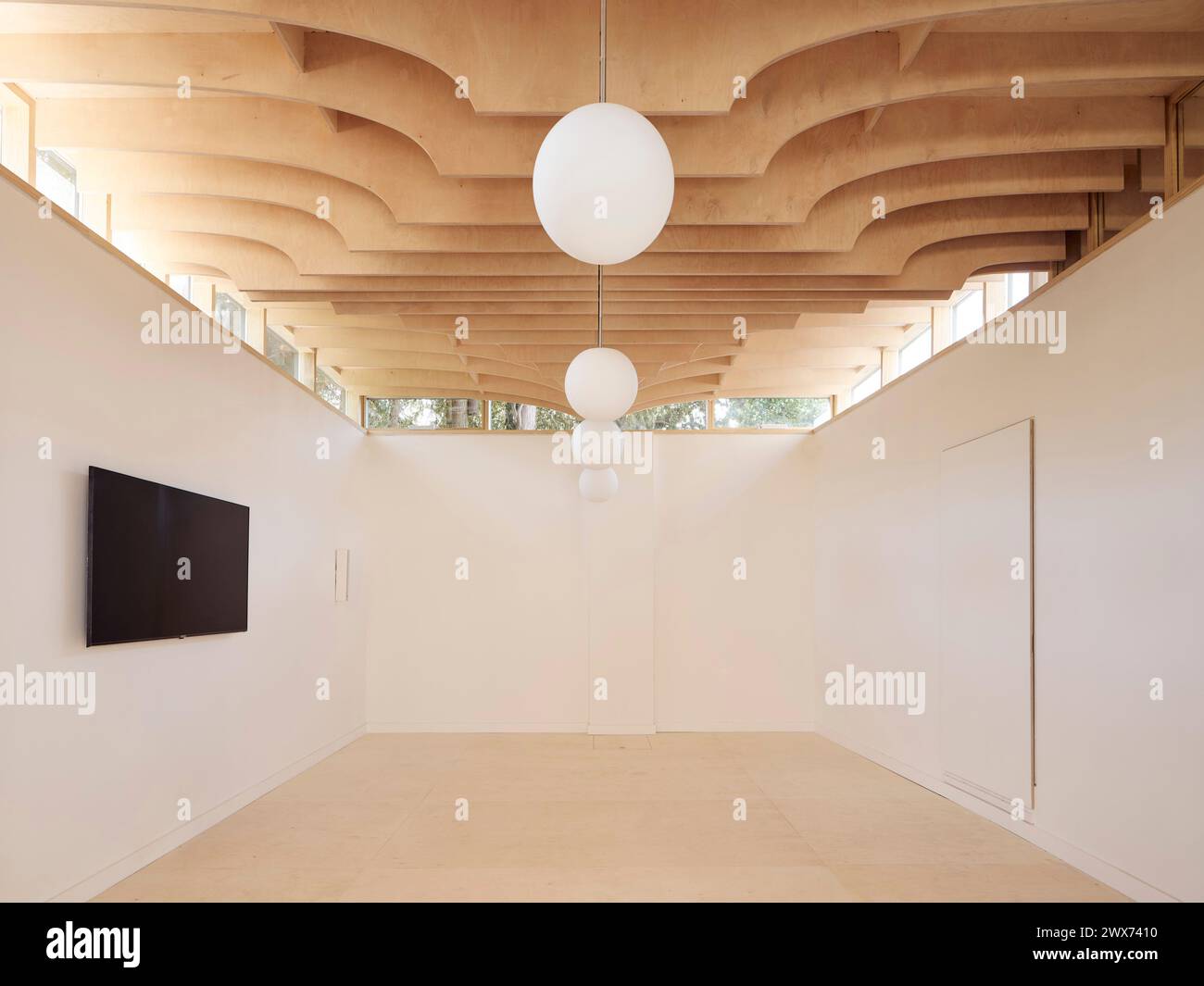 Hub-Innenraum mit hügeliger Decke. Pitzhanger Hub, London, Großbritannien. Architekt: Jo Townshend, 2023. Stockfoto