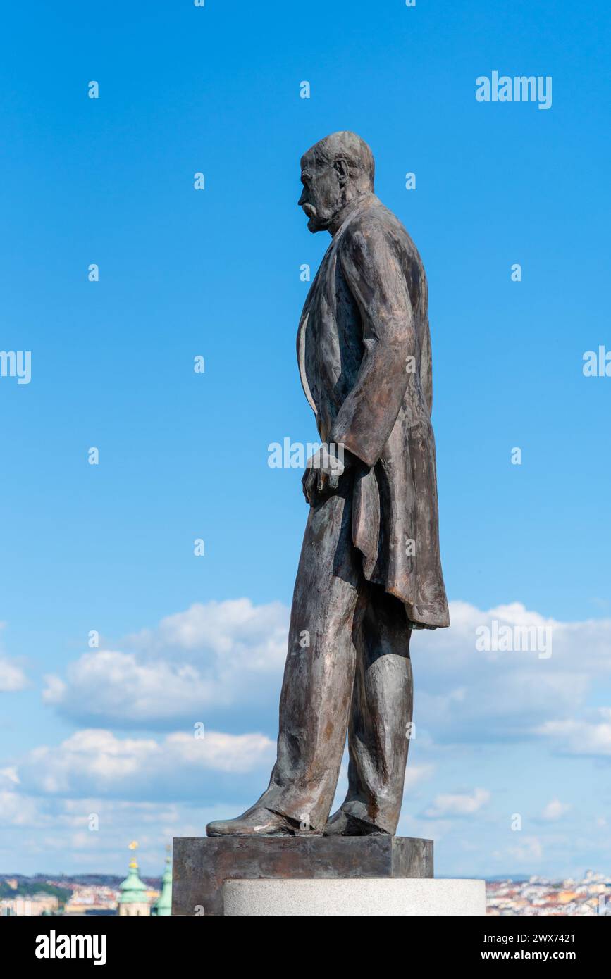 Die Statue von Tomas Garrigue Masaryk, dem ersten tschechoslowakischen Präsidenten, steht hoch vor einem klaren blauen Himmel und ist ein markantes Merkmal des Hradcany-Platzes in Prag, Tschechien Stockfoto