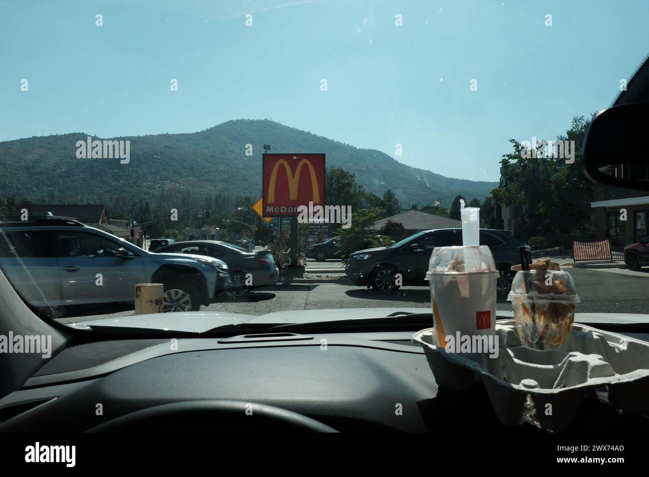 Ein Blick aus der Windschutzscheibe bei einer McDonalds-Durchfahrt Stockfoto