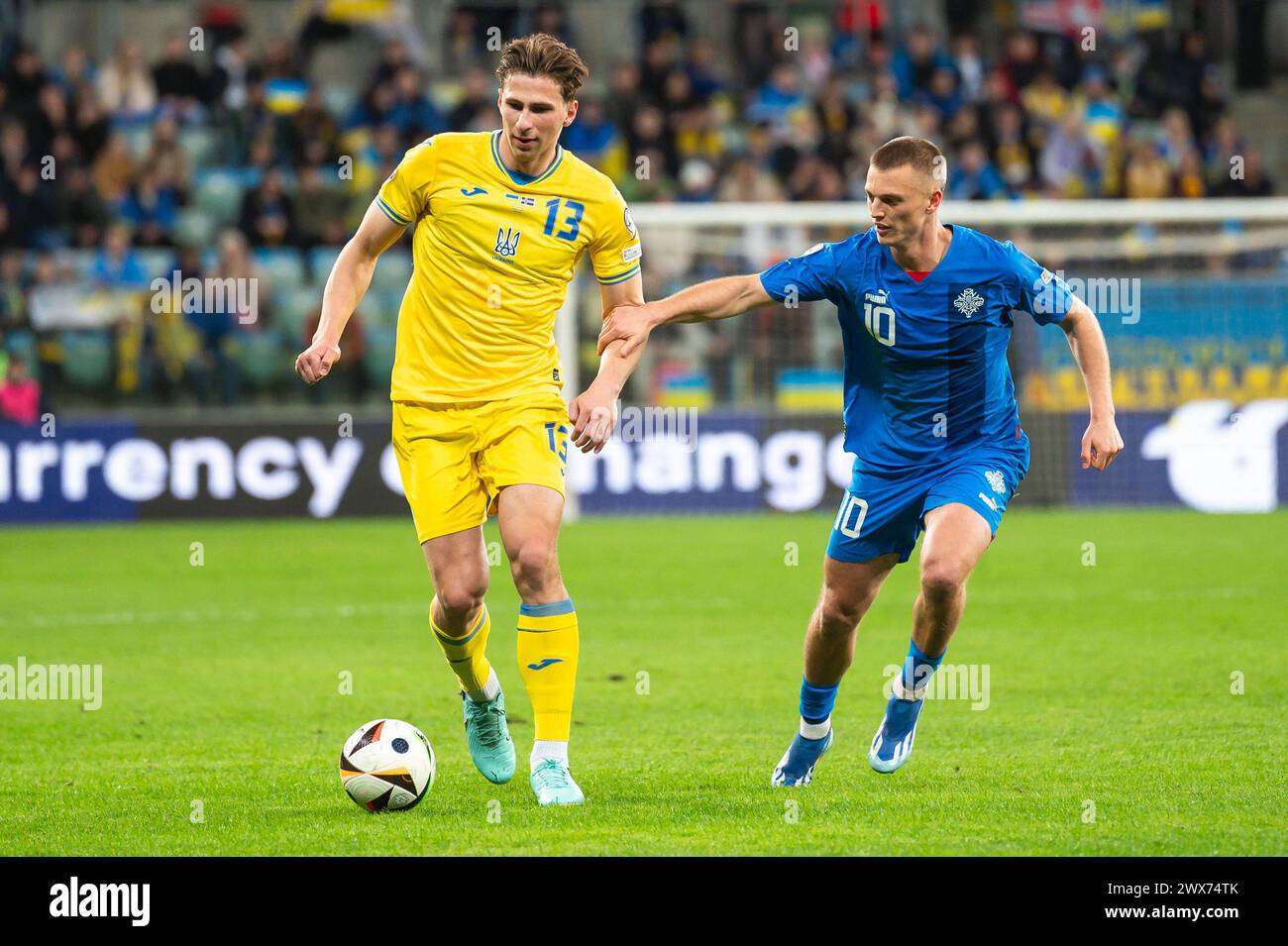 WROCLAW, POLEN - 26. MÄRZ 2024: Qualifikation für die UEFA Euro 2024. Letztes Play-off-Spiel Ukraine - Island 2:1. In Aktion Illia Zabarnyi (L) Albert G Stockfoto