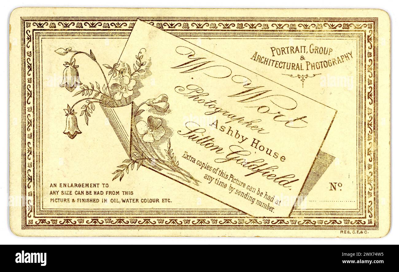 Rückseite der originalen, charmanten, sehr dekorativen viktorianischen Carte de Visite (Visitenkarte oder CDV), um 1885 Stockfoto