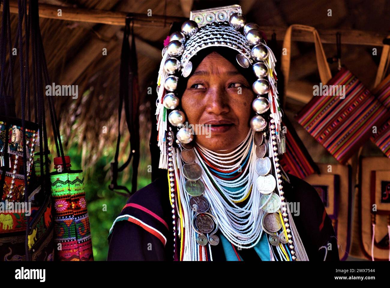 akha, Frauen mit Kopfschmuck und traditioneller Kleidung im Dorf in Chiang Rai, Nordthailand Stockfoto