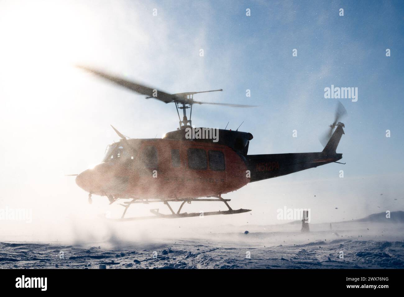 Ein Bell UH-1H Hubschrauber landet während der Operation Ice Camp im Ice Camp Whale, nahe der Prudhoe Bay, Alaska, am 18. März 2024 Stockfoto