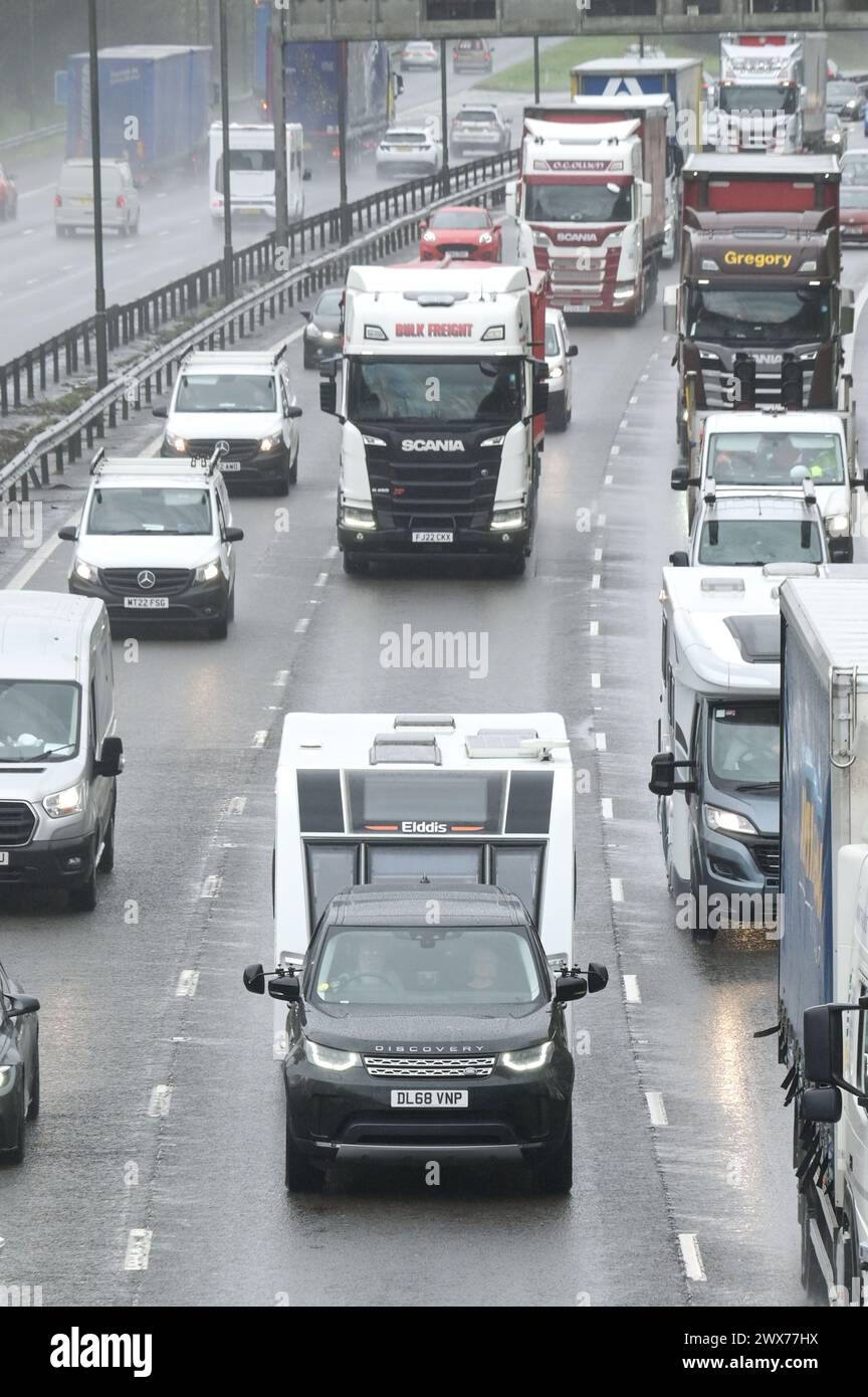 Sandwell Valley Park, 28. März 2024 - am Donnerstagnachmittag bildete sich auf der Fahrbahn der M5 in Richtung Norden und Süden der M6 in der Nähe von Birmingham ein überlasteter Verkehr, als Tausende von Urlaubern trotz starkem Regen und starkem Sturm zu den Osterferien auf die Straßen fuhren Nelson. Mehrere Caravans und Wohnmobile wurden unter den frustrierten Fahrern entdeckt. Quelle: Stop Press Media/Alamy Live News Stockfoto