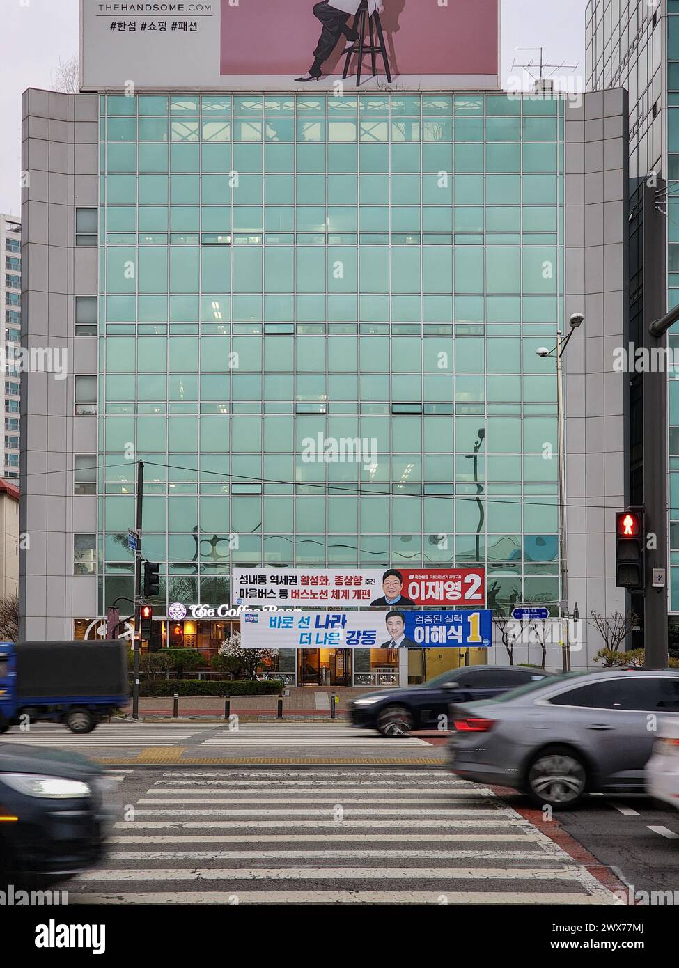 Gangdong-gu, Seoul, Südkorea - 28. März 2024: Südkoreanische Demokratie in Aktion. Wahlkampfbanner Der Nationalversammlung Inmitten Des Städtischen Trubels. Stockfoto