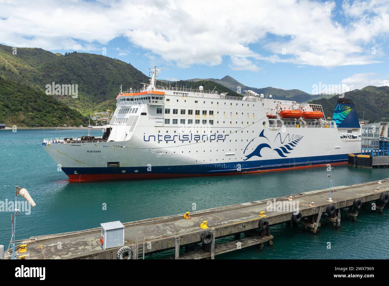 Die Interislander-Fähre Kaitiki, die über die Cook Strait nach Wellington fährt, legt in Picton am nördlichen Ende der Südinsel Neuseelands an. Stockfoto