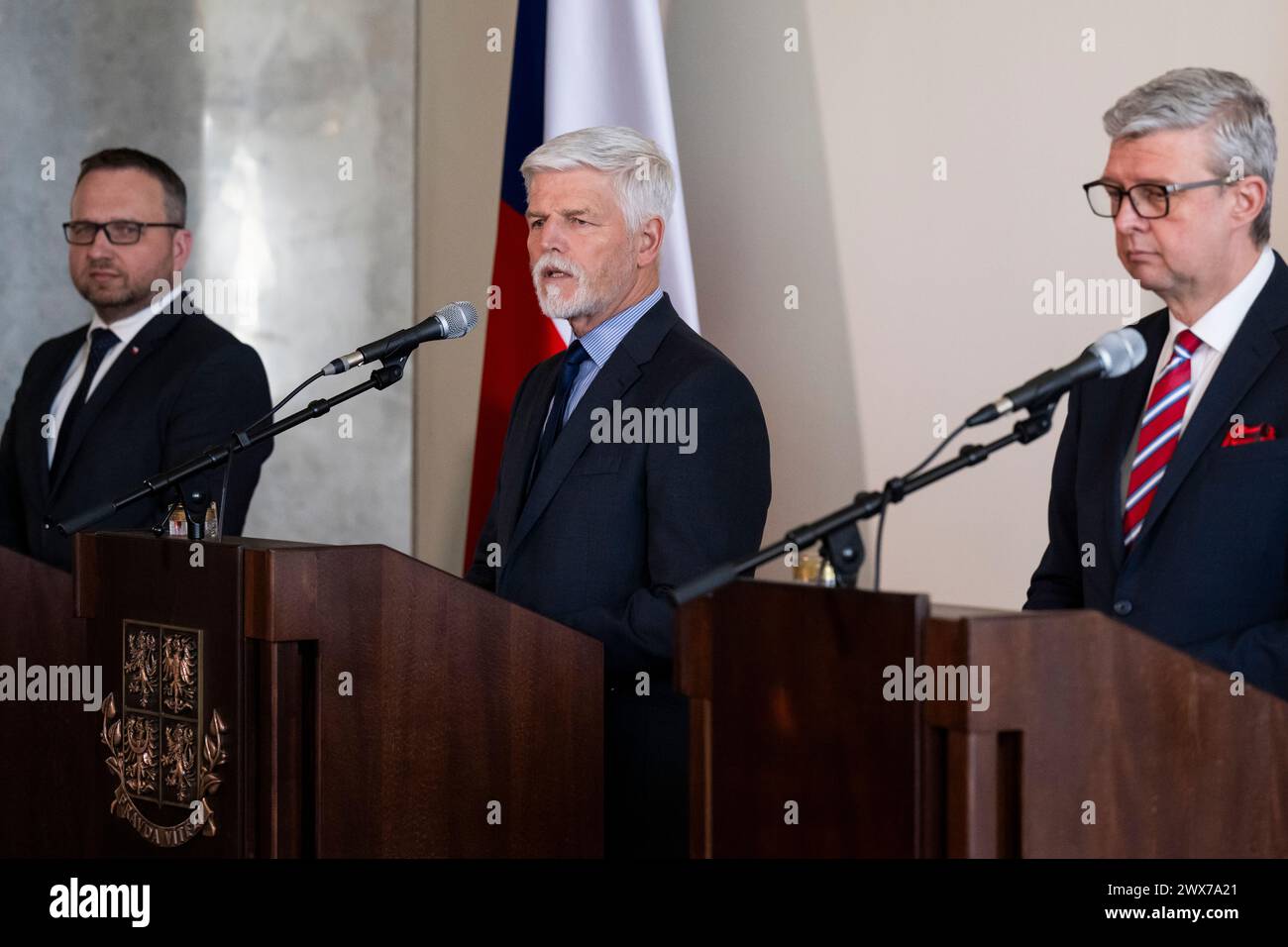 Prag, Tschechische Republik. März 2024. Vertreter der Koalition und der Opposition stimmten am 28. März 2024 mit dem tschechischen Präsidenten Petr Pavel (Mitte) in Prag, Tschechien, überein, dass das Rentenalter in Tschechien künftig angehoben werden muss, und die Debatte über die Berechnungsmethode wird fortgesetzt. Links ist der stellvertretende Premierminister und Minister für Arbeit und Soziales Marian Jurecka (Christdemokraten, KDU-CSL), rechts Karel Havlicek, Mitglied der Schattenregierung der hochrangigen Opposition der ANO-Bewegung. Quelle: Ondrej Deml/CTK Photo/Alamy Live News Stockfoto