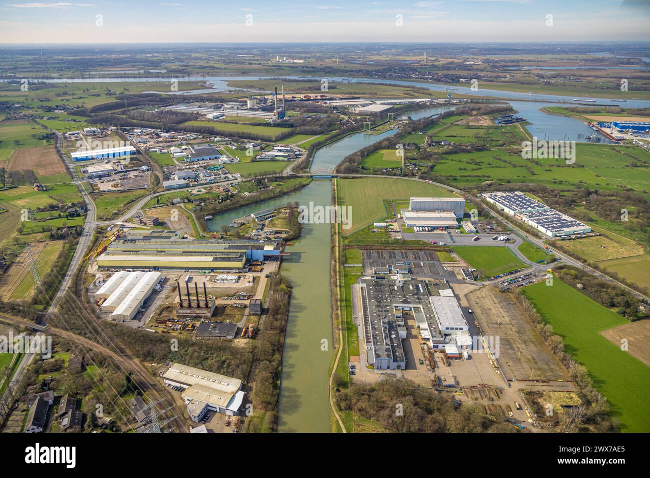 Luftbild, Hafen Emmeslum, Wesel Datteln-Kanal und rote Spellener Brücke, Alte Bühlstraße, Wasserstraßen- und Schifffahrtsamt Westdeutsche Kanäle Außenbezirk Friedrichsfeld, Emmelsum, Voerde, Nordrhein-Westfalen, Deutschland ACHTUNGxMINDESTHONORARx60xEURO *** Deutschland ATTENTIONxMINDESTHONORARx60xEURO Stockfoto