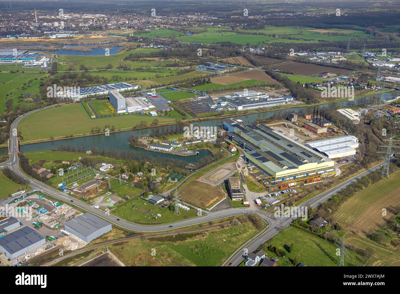 Luftbild, Wesel Datteln-Kanal und rote Spellener Brücke, Alte Bühlstraße, Wasserstraßen- und Schifffahrtsamt Westdeutsche Kanäle Außenbezirk Friedrichsfeld, Emmelsum, Voerde, Nordrhein-Westfalen, Deutschland ACHTUNGxMINDESTHONORARx60xEURO *** Stockfoto