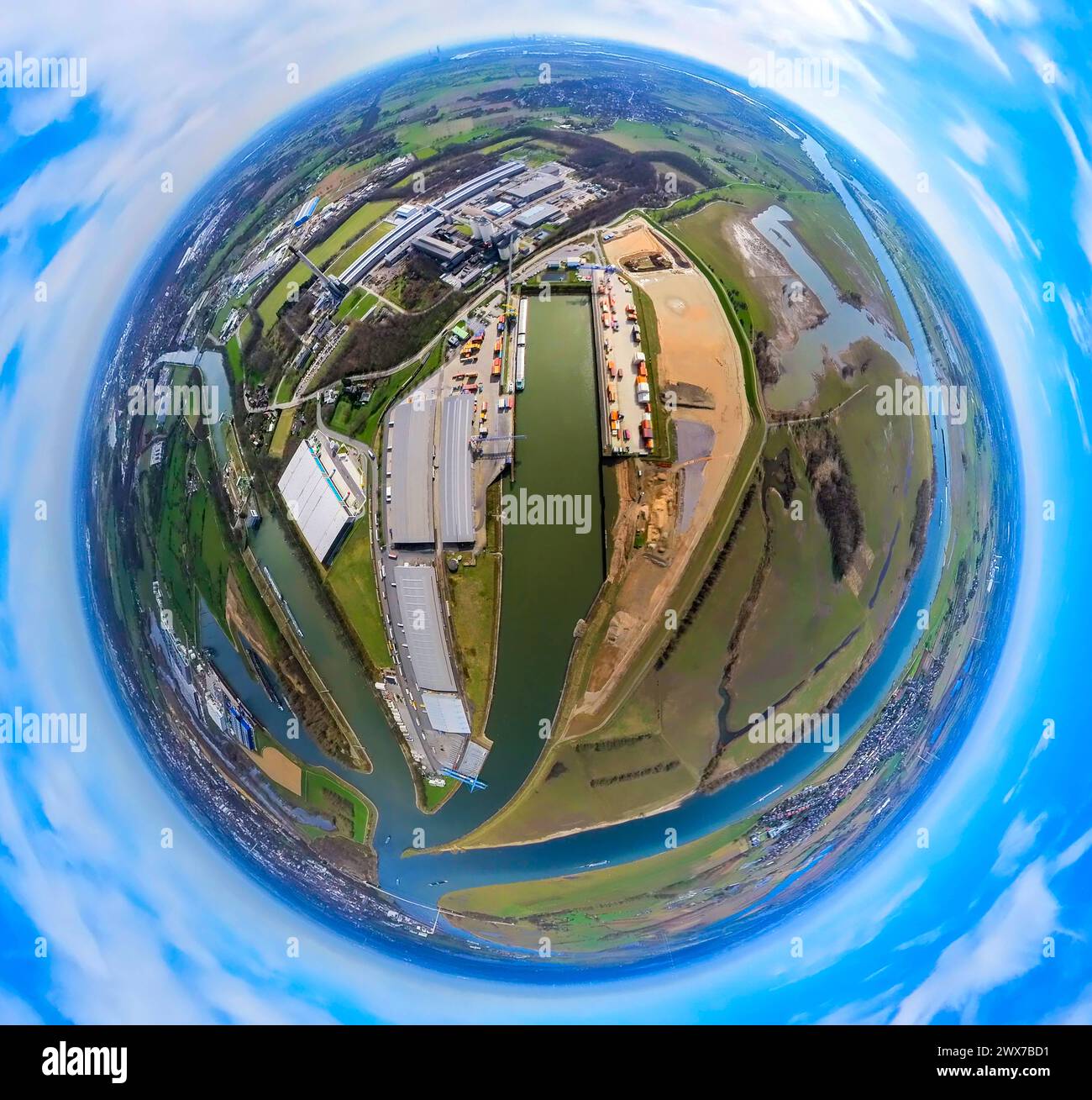 Luftbild, Hafen Emmelsum am Fluss Rhein, DeltaPort Hafenverbund, Friedrichsfeld, Erdkugel, Fisheye Aufnahme, Fischaugen Aufnahme, 360 Grad Aufnahme, Tiny World, Little Planet, Fisheye Bild, Emmelsum, Voerde, Niederrhein, Nordrhein-Westfalen, Deutschland ACHTUNGxMINDESTHONORARx60xEURO *** Luftbild, Hafen Emmelsum am Rhein, Hafenverband DeltaPort, Friedrichsfeld, Erdkugel, Fischaugenbild, 360°-Bild, winzige Welt, kleiner Planet, Fischaugenbild, Emmelsum, Voerde, Niederrhein, Nordrhein-Westfalen, Deutschland ACHTUNGxMINDESTHONORARx60xEURO Stockfoto