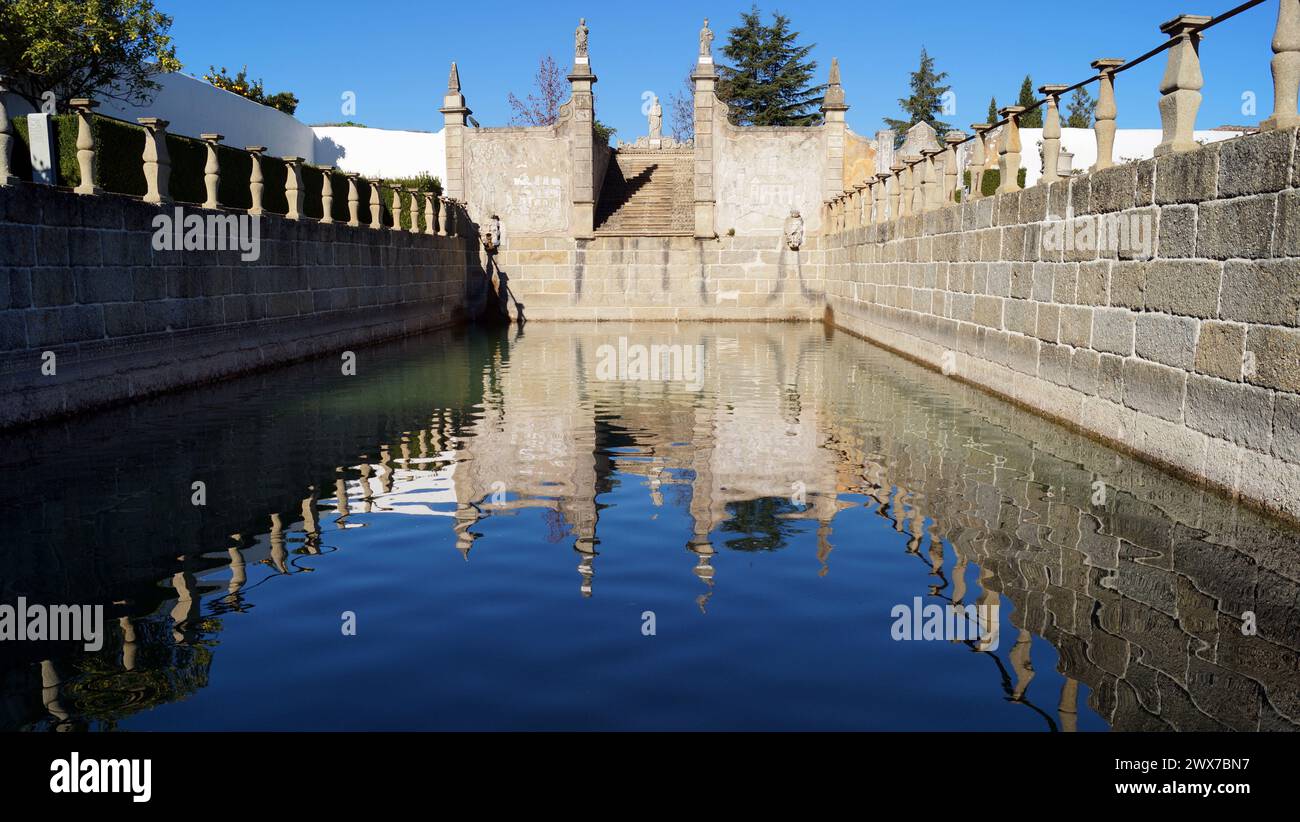 Wasserreservoir, der große Tank, mit Wasserkaskadenbrunnen, der Moses-Wasserfall, im Garten des Bischofspalastes, Castelo Branco, Portugal Stockfoto