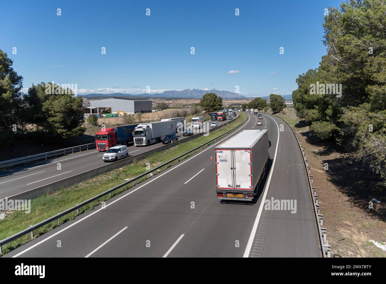 Zusätzliche Fahrspuren, eine Geschwindigkeitsbegrenzung von 100 km/h und zahlreiche Radargeräte auf der Straße sind die Maßnahmen der Generalitat für den Abflug an den Osterferien, bei dem die Abfahrt von mehr als 500.000 Fahrzeugen ab Barcelona erwartet wird. An konzentrierten Feiertagen wurden einige Warteschlangen aufgezeichnet. Carriles adicionales, límite de velocidad de 100 km por hora y numerosos radares en la carretera son las medidas de la Generalitat para la operación salida de las vacaciones de Semana Santa, donde se espera la salida de más de 500,000 vehículos de Barcelona. EN días festivos centrrados, se han Re Stockfoto