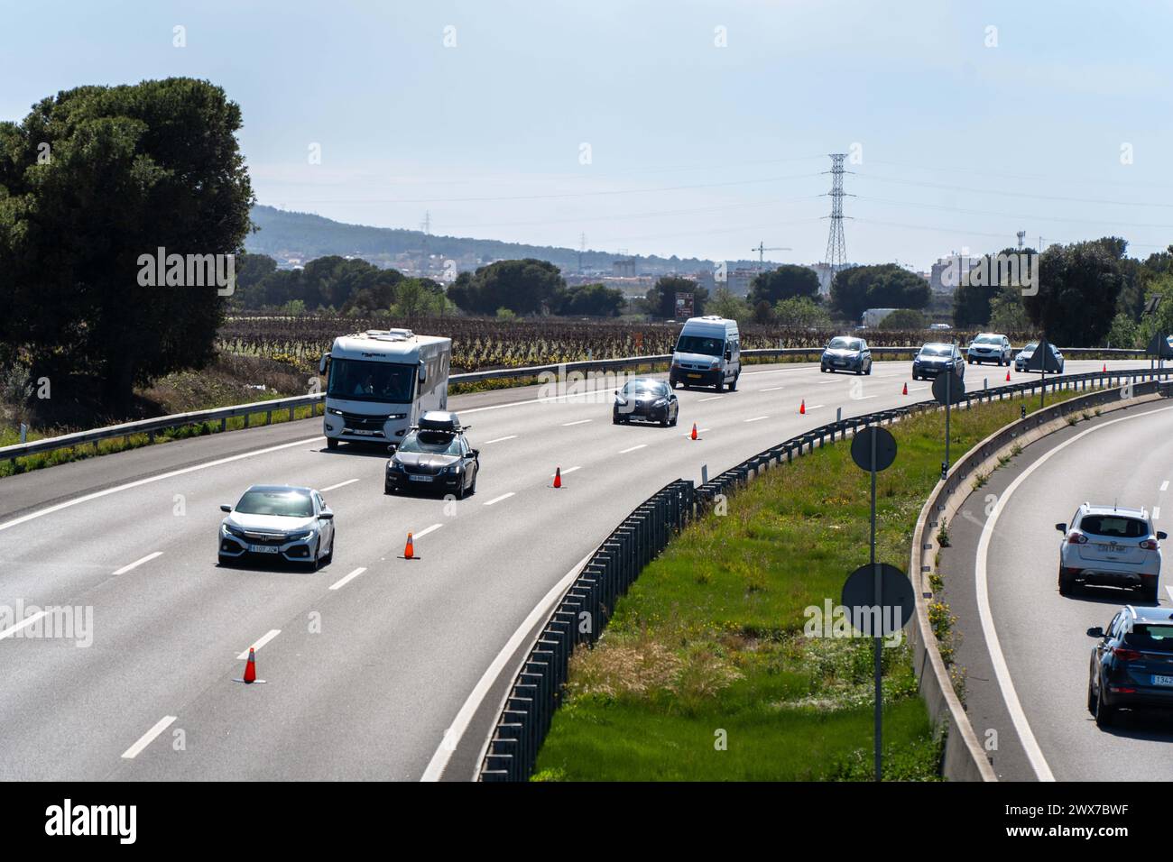 Zusätzliche Fahrspuren, eine Geschwindigkeitsbegrenzung von 100 km/h und zahlreiche Radargeräte auf der Straße sind die Maßnahmen der Generalitat für den Abflug an den Osterferien, bei dem die Abfahrt von mehr als 500.000 Fahrzeugen ab Barcelona erwartet wird. An konzentrierten Feiertagen wurden einige Warteschlangen aufgezeichnet. Carriles adicionales, límite de velocidad de 100 km por hora y numerosos radares en la carretera son las medidas de la Generalitat para la operación salida de las vacaciones de Semana Santa, donde se espera la salida de más de 500,000 vehículos de Barcelona. EN días festivos centrrados, se han Re Stockfoto