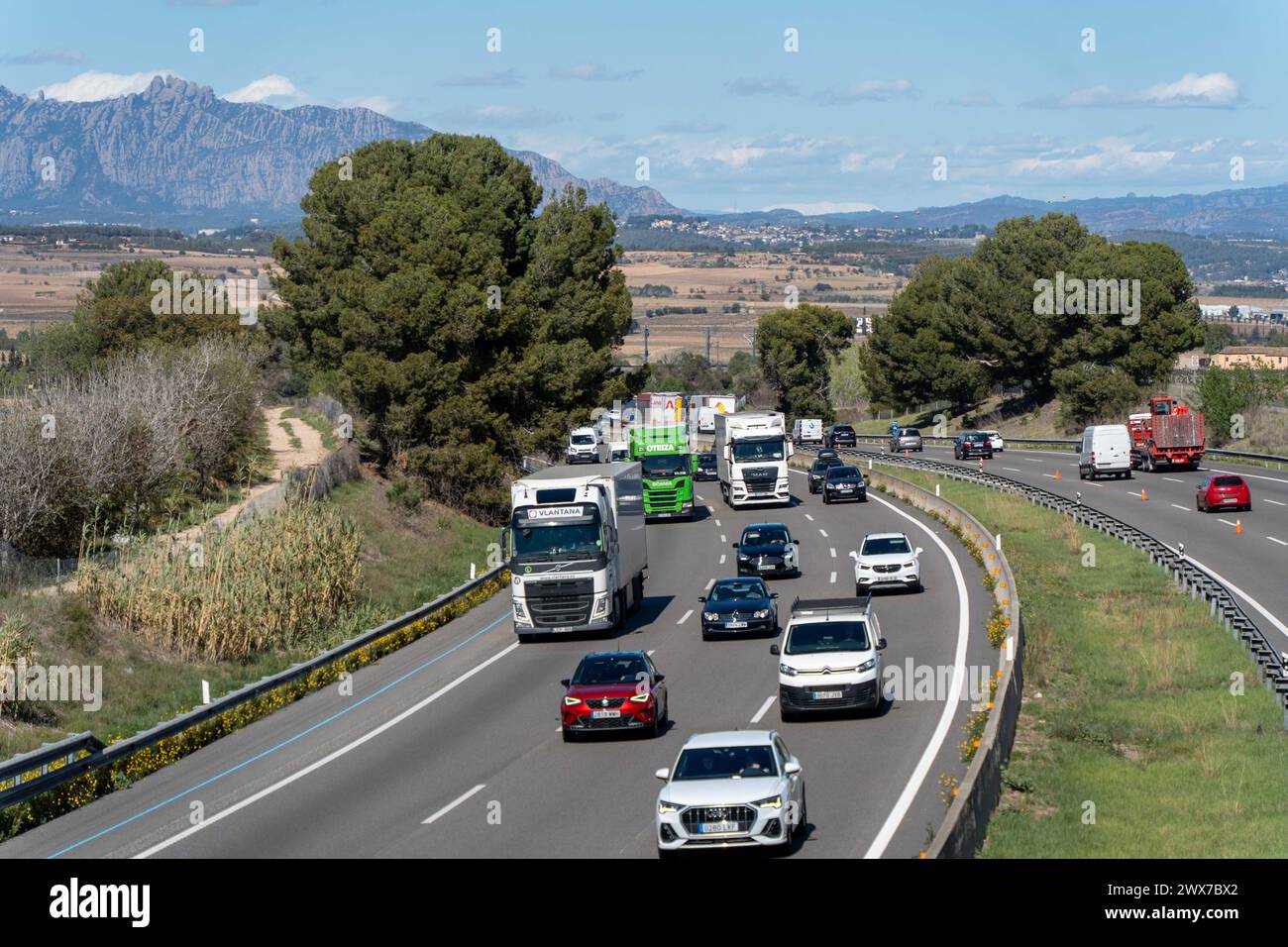 Zusätzliche Fahrspuren, eine Geschwindigkeitsbegrenzung von 100 km/h und zahlreiche Radargeräte auf der Straße sind die Maßnahmen der Generalitat für den Abflug an den Osterferien, bei dem die Abfahrt von mehr als 500.000 Fahrzeugen ab Barcelona erwartet wird. An konzentrierten Feiertagen wurden einige Warteschlangen aufgezeichnet. Carriles adicionales, límite de velocidad de 100 km por hora y numerosos radares en la carretera son las medidas de la Generalitat para la operación salida de las vacaciones de Semana Santa, donde se espera la salida de más de 500,000 vehículos de Barcelona. EN días festivos centrrados, se han Re Stockfoto