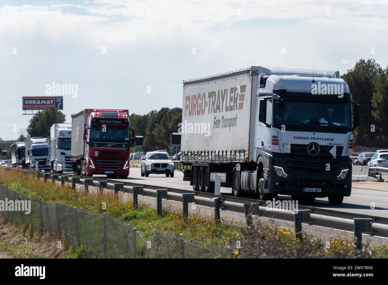 Zusätzliche Fahrspuren, eine Geschwindigkeitsbegrenzung von 100 km/h und zahlreiche Radargeräte auf der Straße sind die Maßnahmen der Generalitat für den Abflug an den Osterferien, bei dem die Abfahrt von mehr als 500.000 Fahrzeugen ab Barcelona erwartet wird. An konzentrierten Feiertagen wurden einige Warteschlangen aufgezeichnet. Carriles adicionales, límite de velocidad de 100 km por hora y numerosos radares en la carretera son las medidas de la Generalitat para la operación salida de las vacaciones de Semana Santa, donde se espera la salida de más de 500,000 vehículos de Barcelona. EN días festivos centrrados, se han Re Stockfoto