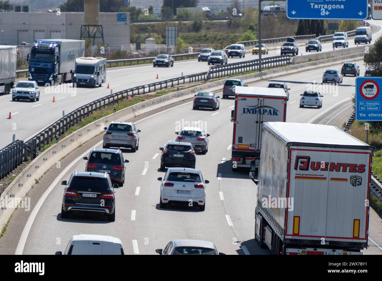 Zusätzliche Fahrspuren, eine Geschwindigkeitsbegrenzung von 100 km/h und zahlreiche Radargeräte auf der Straße sind die Maßnahmen der Generalitat für den Abflug an den Osterferien, bei dem die Abfahrt von mehr als 500.000 Fahrzeugen ab Barcelona erwartet wird. An konzentrierten Feiertagen wurden einige Warteschlangen aufgezeichnet. Carriles adicionales, límite de velocidad de 100 km por hora y numerosos radares en la carretera son las medidas de la Generalitat para la operación salida de las vacaciones de Semana Santa, donde se espera la salida de más de 500,000 vehículos de Barcelona. EN días festivos centrrados, se han Re Stockfoto