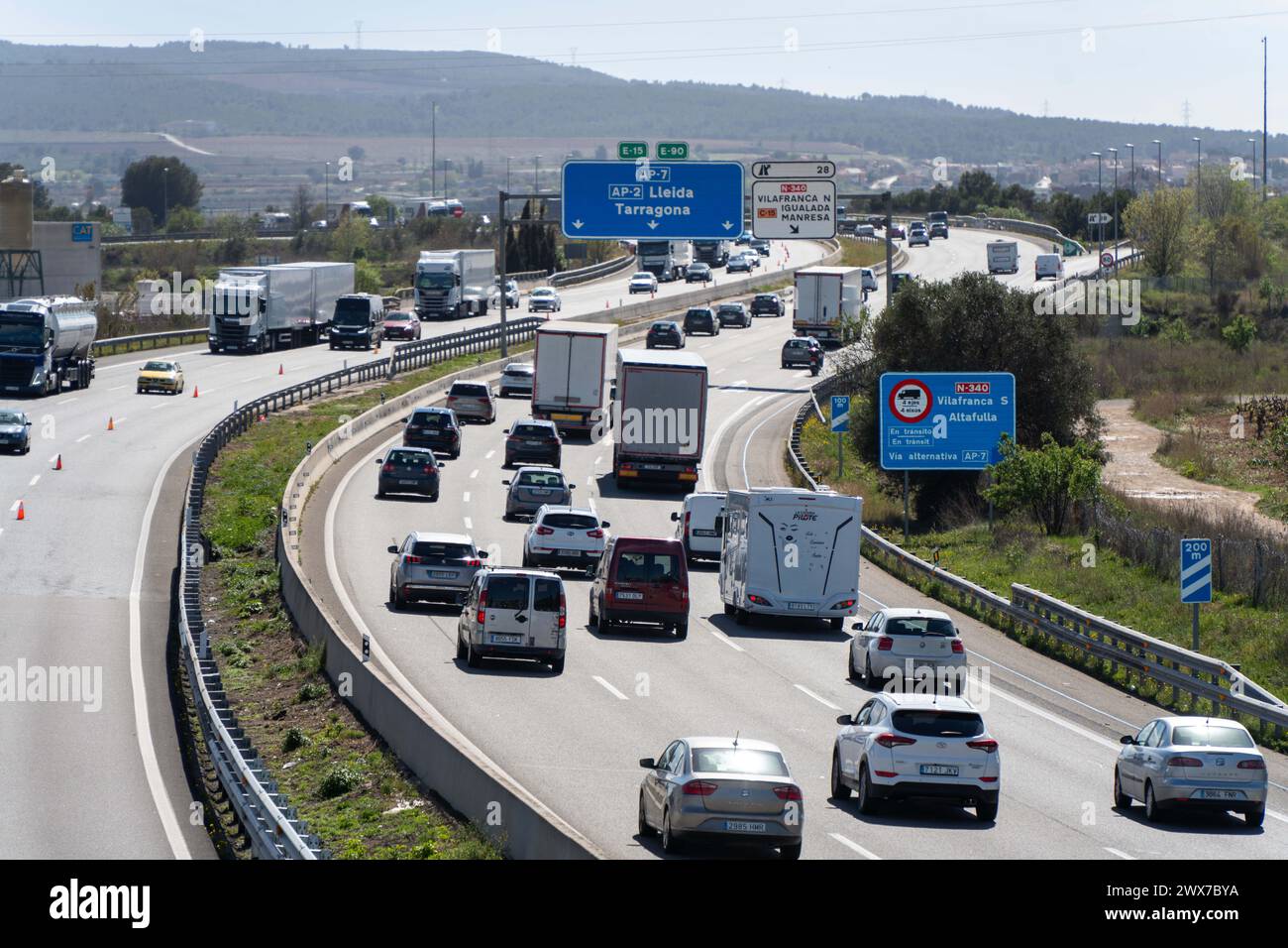 Zusätzliche Fahrspuren, eine Geschwindigkeitsbegrenzung von 100 km/h und zahlreiche Radargeräte auf der Straße sind die Maßnahmen der Generalitat für den Abflug an den Osterferien, bei dem die Abfahrt von mehr als 500.000 Fahrzeugen ab Barcelona erwartet wird. An konzentrierten Feiertagen wurden einige Warteschlangen aufgezeichnet. Carriles adicionales, límite de velocidad de 100 km por hora y numerosos radares en la carretera son las medidas de la Generalitat para la operación salida de las vacaciones de Semana Santa, donde se espera la salida de más de 500,000 vehículos de Barcelona. EN días festivos centrrados, se han Re Stockfoto