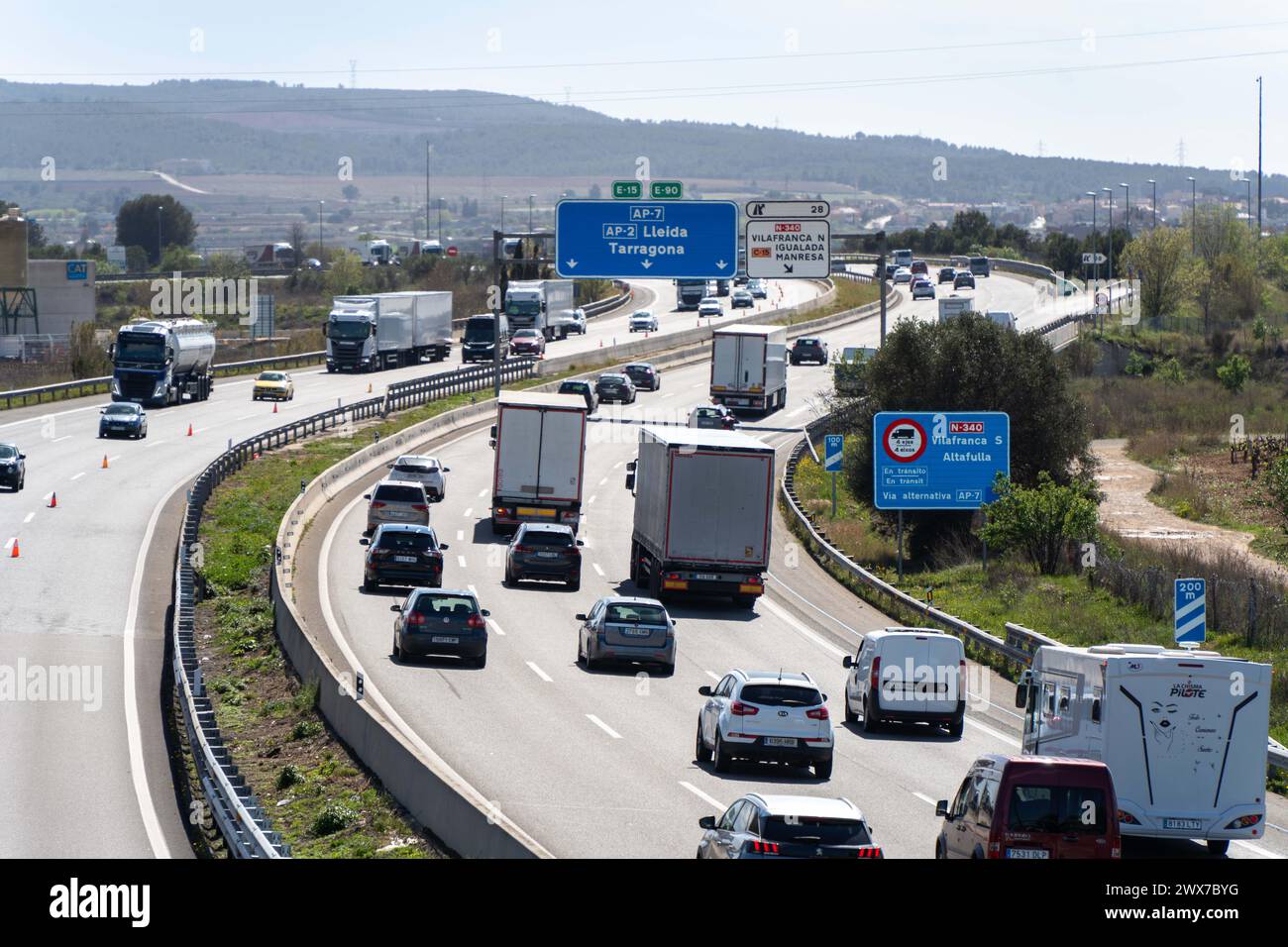 Zusätzliche Fahrspuren, eine Geschwindigkeitsbegrenzung von 100 km/h und zahlreiche Radargeräte auf der Straße sind die Maßnahmen der Generalitat für den Abflug an den Osterferien, bei dem die Abfahrt von mehr als 500.000 Fahrzeugen ab Barcelona erwartet wird. An konzentrierten Feiertagen wurden einige Warteschlangen aufgezeichnet. Carriles adicionales, límite de velocidad de 100 km por hora y numerosos radares en la carretera son las medidas de la Generalitat para la operación salida de las vacaciones de Semana Santa, donde se espera la salida de más de 500,000 vehículos de Barcelona. EN días festivos centrrados, se han Re Stockfoto