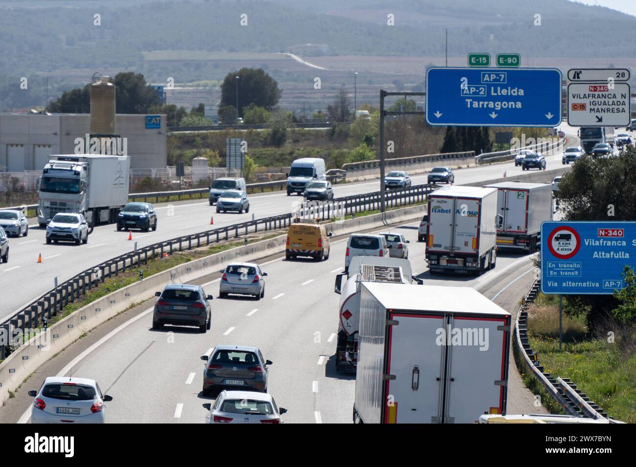 Zusätzliche Fahrspuren, eine Geschwindigkeitsbegrenzung von 100 km/h und zahlreiche Radargeräte auf der Straße sind die Maßnahmen der Generalitat für den Abflug an den Osterferien, bei dem die Abfahrt von mehr als 500.000 Fahrzeugen ab Barcelona erwartet wird. An konzentrierten Feiertagen wurden einige Warteschlangen aufgezeichnet. Carriles adicionales, límite de velocidad de 100 km por hora y numerosos radares en la carretera son las medidas de la Generalitat para la operación salida de las vacaciones de Semana Santa, donde se espera la salida de más de 500,000 vehículos de Barcelona. EN días festivos centrrados, se han Re Stockfoto