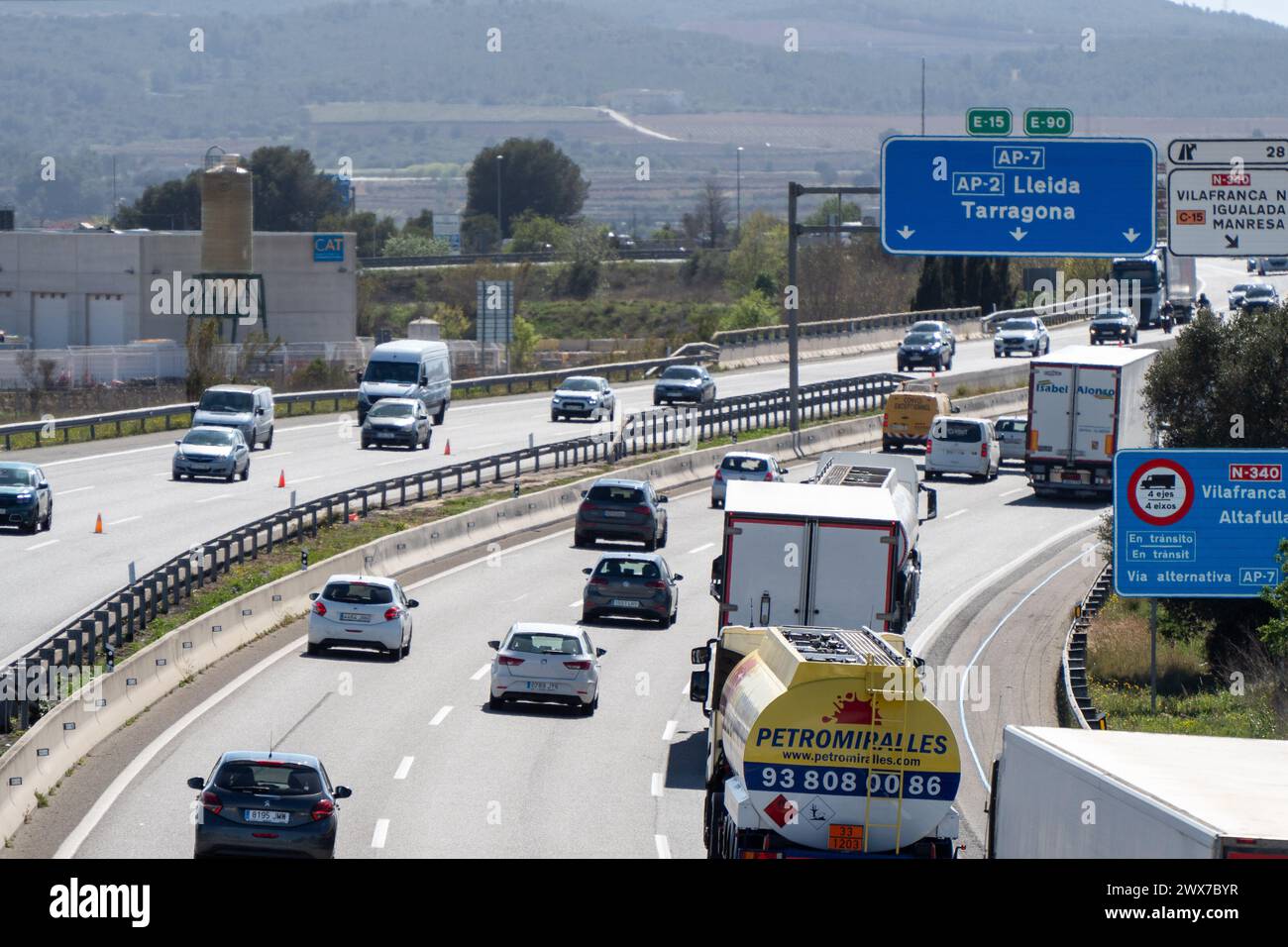 Zusätzliche Fahrspuren, eine Geschwindigkeitsbegrenzung von 100 km/h und zahlreiche Radargeräte auf der Straße sind die Maßnahmen der Generalitat für den Abflug an den Osterferien, bei dem die Abfahrt von mehr als 500.000 Fahrzeugen ab Barcelona erwartet wird. An konzentrierten Feiertagen wurden einige Warteschlangen aufgezeichnet. Carriles adicionales, límite de velocidad de 100 km por hora y numerosos radares en la carretera son las medidas de la Generalitat para la operación salida de las vacaciones de Semana Santa, donde se espera la salida de más de 500,000 vehículos de Barcelona. EN días festivos centrrados, se han Re Stockfoto