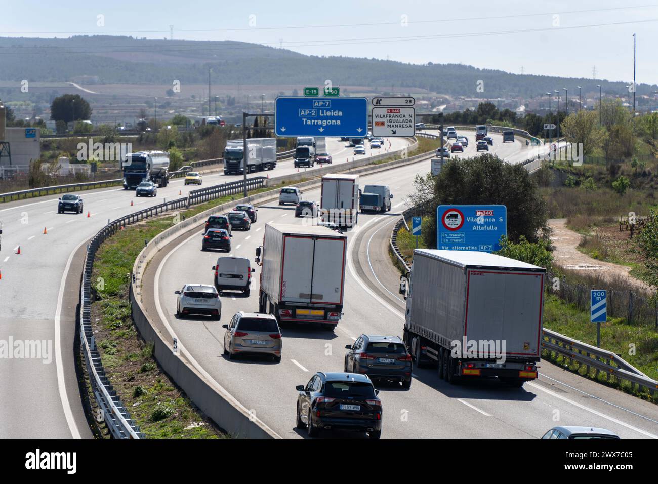 Zusätzliche Fahrspuren, eine Geschwindigkeitsbegrenzung von 100 km/h und zahlreiche Radargeräte auf der Straße sind die Maßnahmen der Generalitat für den Abflug an den Osterferien, bei dem die Abfahrt von mehr als 500.000 Fahrzeugen ab Barcelona erwartet wird. An konzentrierten Feiertagen wurden einige Warteschlangen aufgezeichnet. Carriles adicionales, límite de velocidad de 100 km por hora y numerosos radares en la carretera son las medidas de la Generalitat para la operación salida de las vacaciones de Semana Santa, donde se espera la salida de más de 500,000 vehículos de Barcelona. EN días festivos centrrados, se han Re Stockfoto