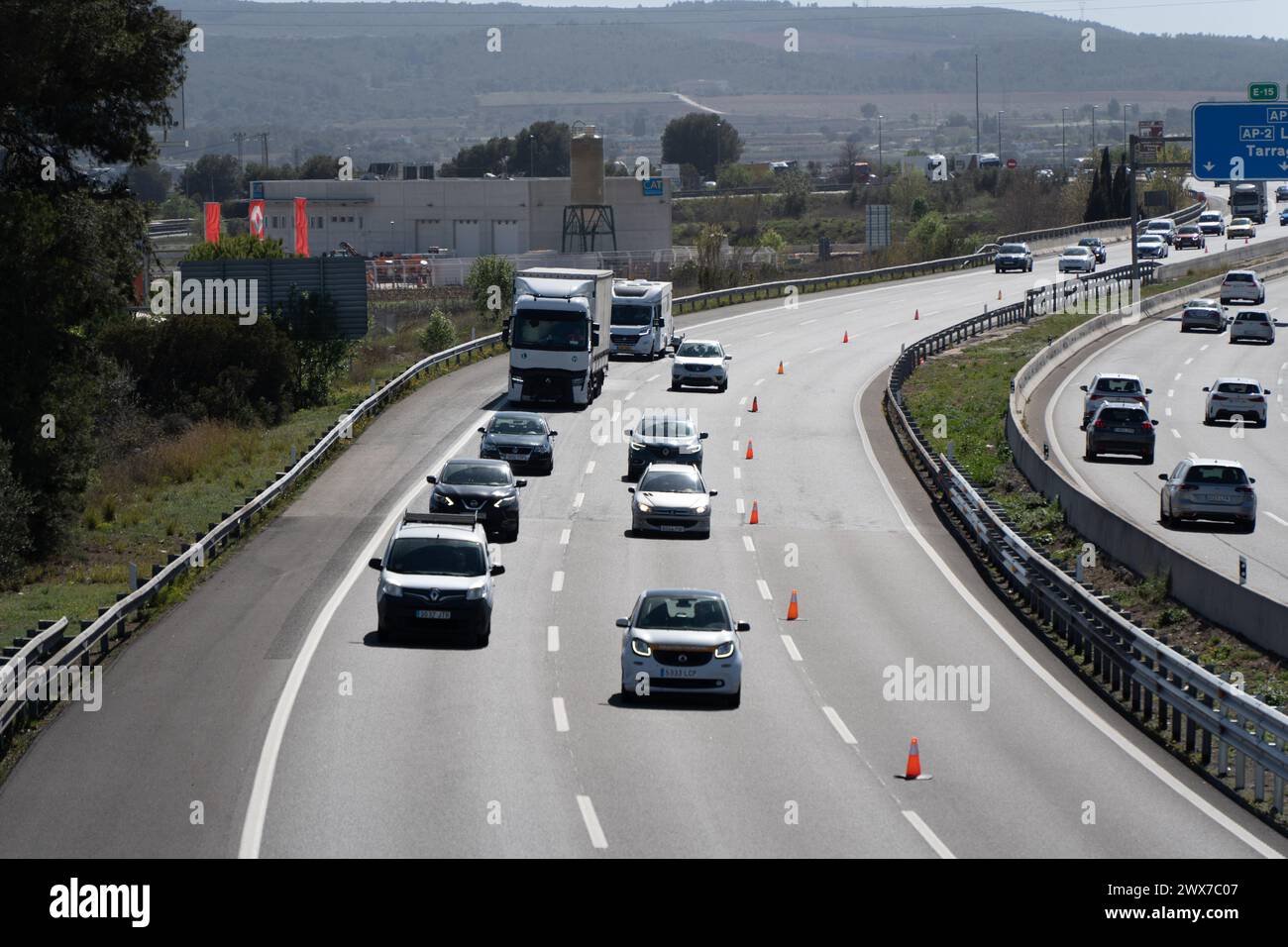 Zusätzliche Fahrspuren, eine Geschwindigkeitsbegrenzung von 100 km/h und zahlreiche Radargeräte auf der Straße sind die Maßnahmen der Generalitat für den Abflug an den Osterferien, bei dem die Abfahrt von mehr als 500.000 Fahrzeugen ab Barcelona erwartet wird. An konzentrierten Feiertagen wurden einige Warteschlangen aufgezeichnet. Carriles adicionales, límite de velocidad de 100 km por hora y numerosos radares en la carretera son las medidas de la Generalitat para la operación salida de las vacaciones de Semana Santa, donde se espera la salida de más de 500,000 vehículos de Barcelona. EN días festivos centrrados, se han Re Stockfoto