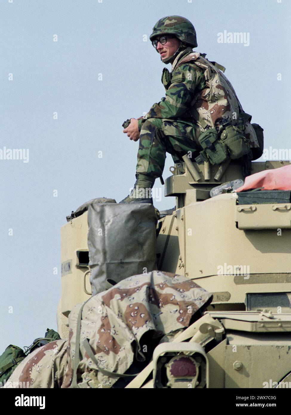25. März 1991 Ein Soldat der US-Armee wacht auf einem Kampffahrzeug der Bradley Kavallerie an der Grenze zum Irak im Norden Kuwaits. Stockfoto