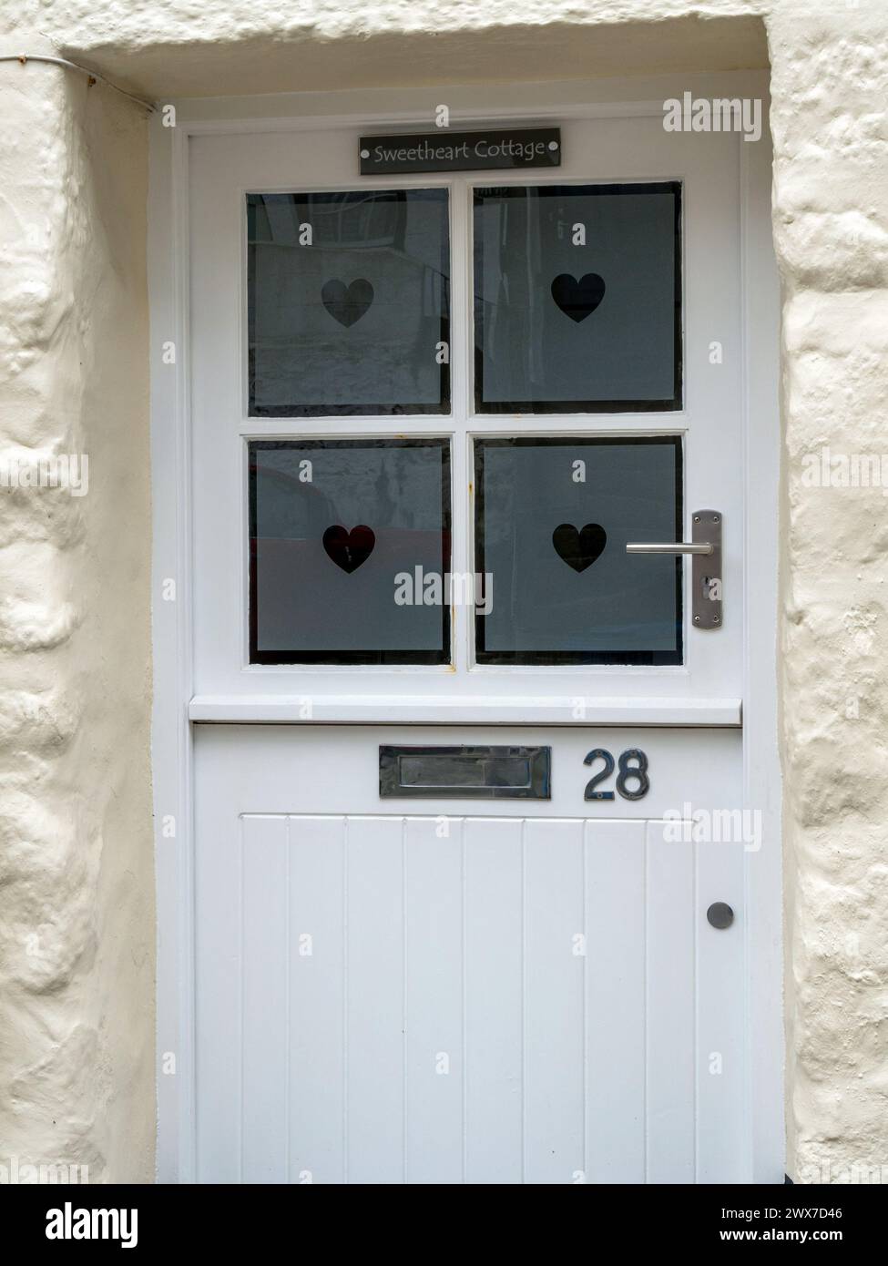 Hübsches 'Sweetheart Cottage' weiße vordere Stalltür eines Hauses mit Herzformen auf geätzten Glasfenstern und Nummer 28 Plakette, St Ives, Cornwall, Großbritannien Stockfoto