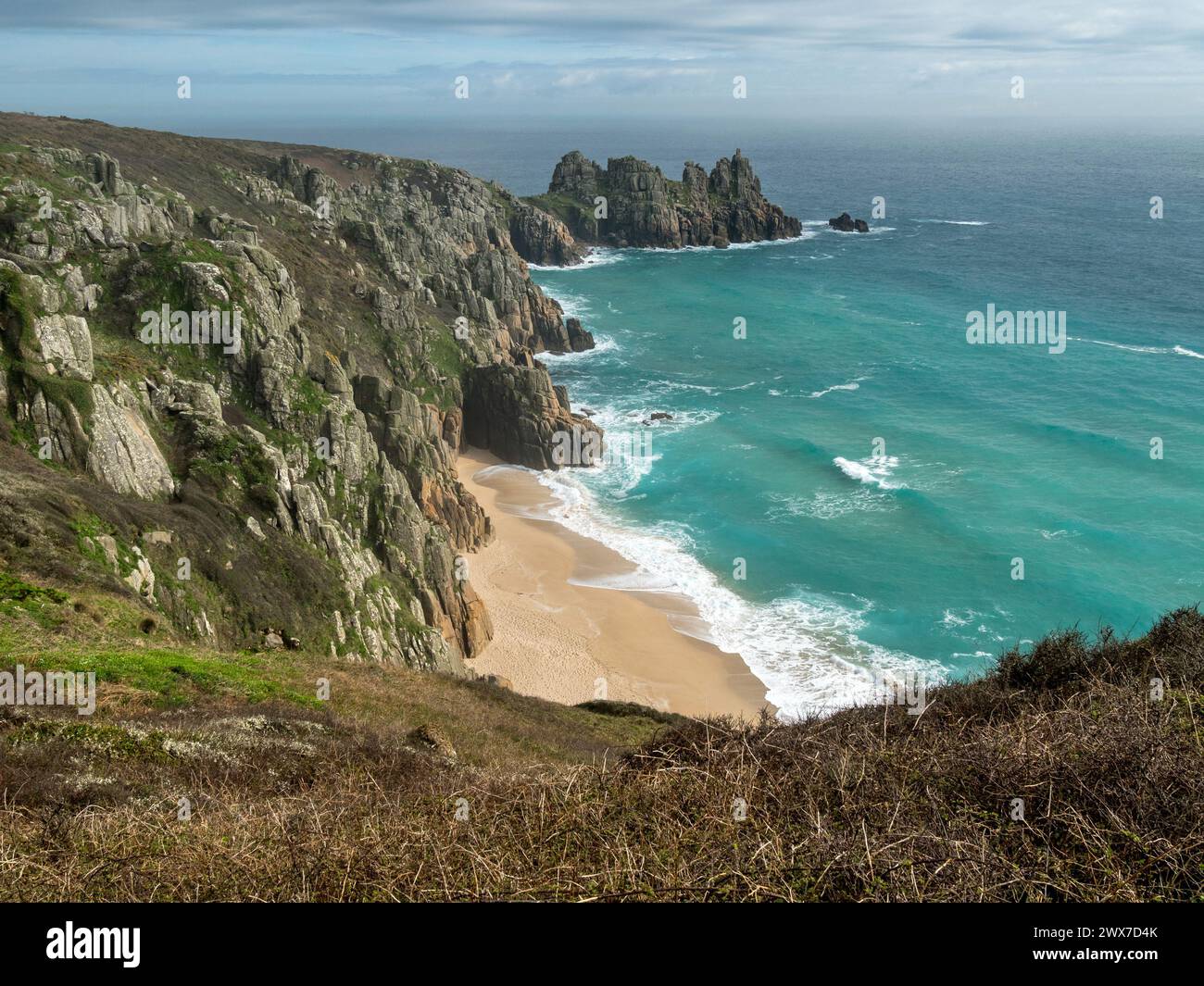 Pedn Vounder Beach und Logan Rock Landzunge vom South Cornwall Coastal Path in der Nähe von Porthcurno in Spring, Cornwall, England, Großbritannien Stockfoto