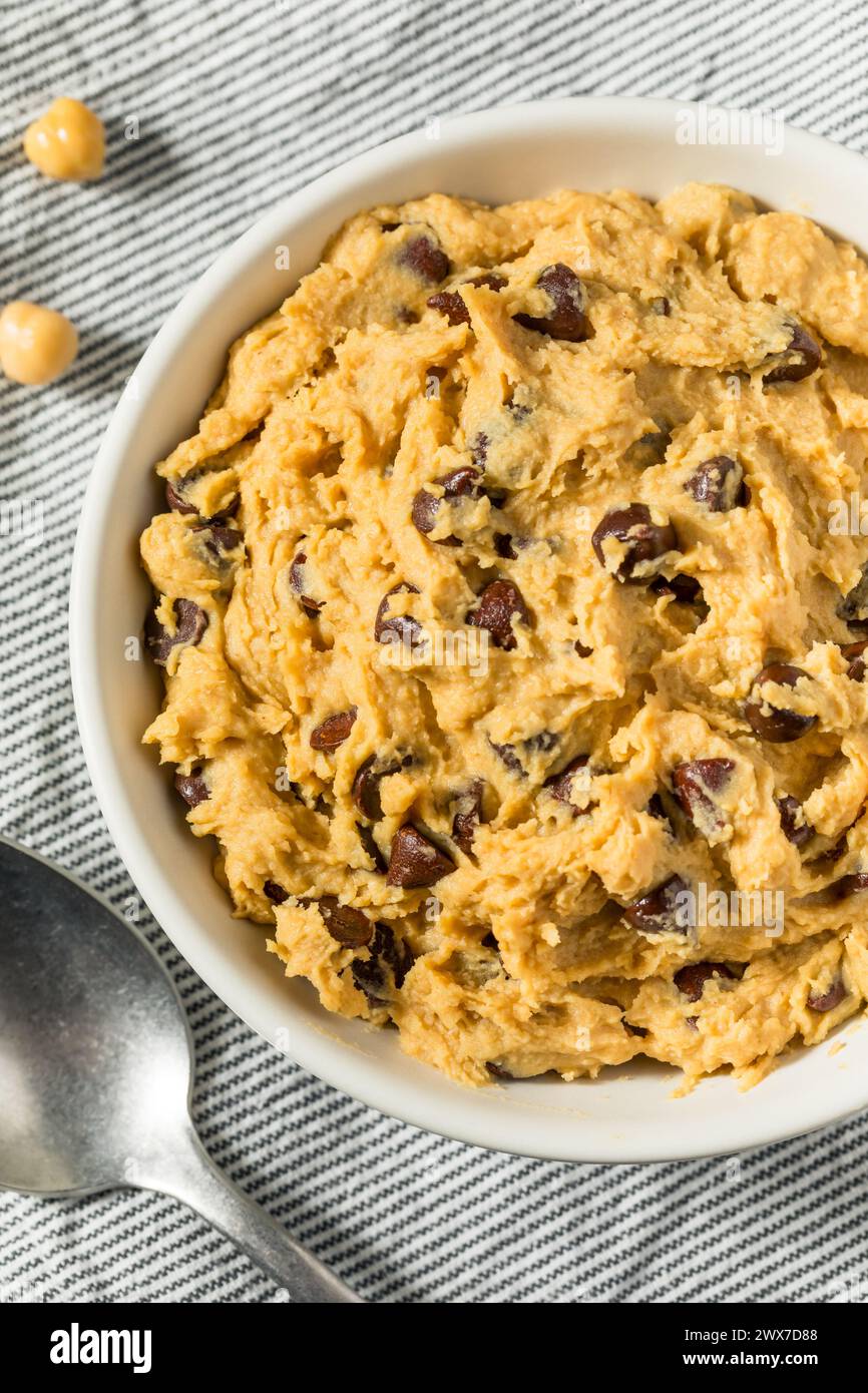 Gesunder veganer Kichererbsen-Keksenteig mit Schokoladen-Chips Stockfoto