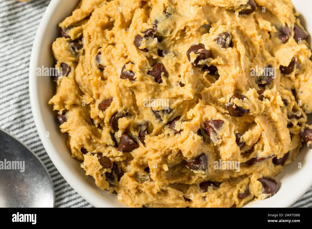 Gesunder veganer Kichererbsen-Keksenteig mit Schokoladen-Chips Stockfoto