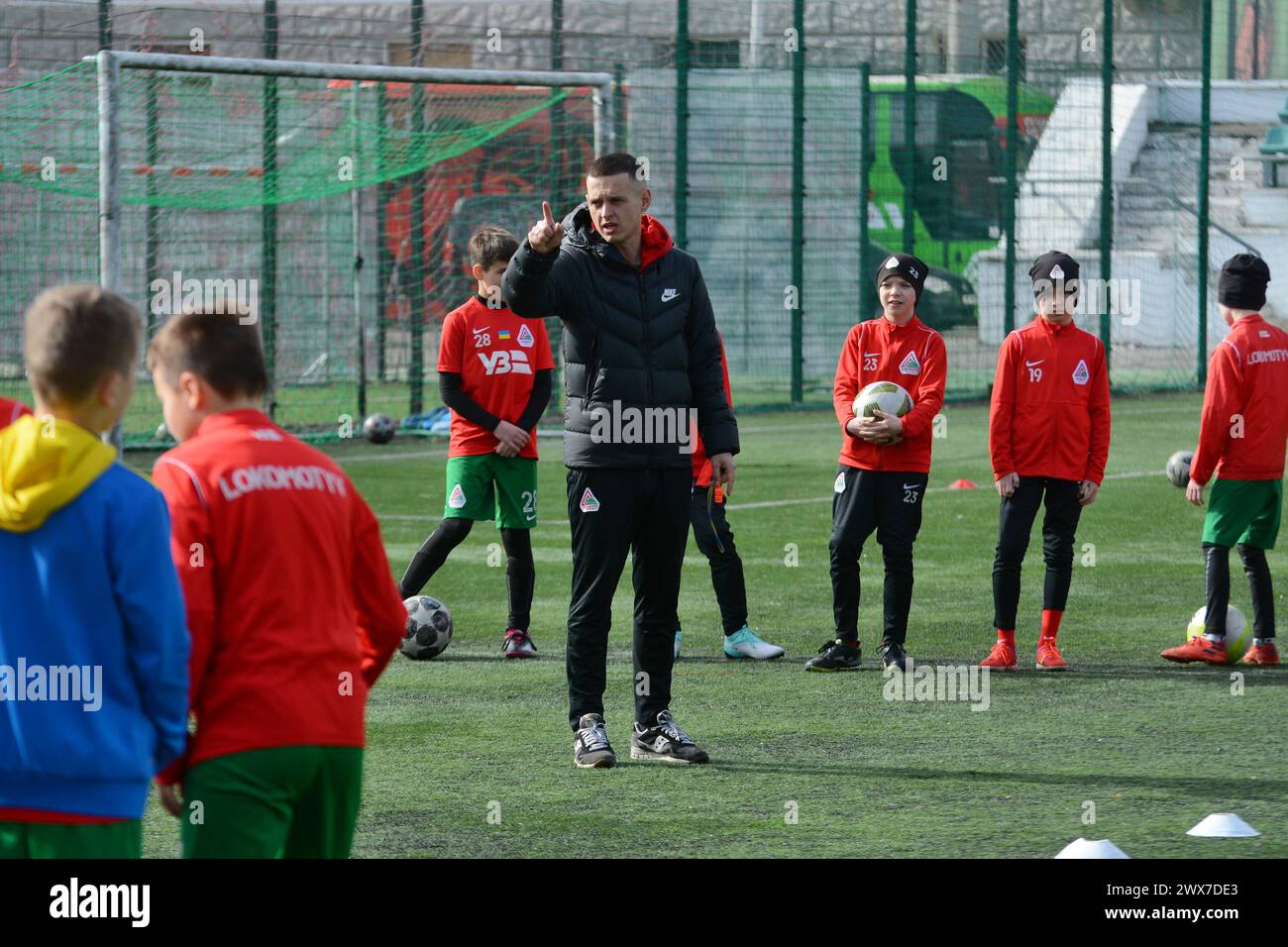 Kiew, Ukraine. März 2024. Jugendliche des FC Lokomotyv Kiew trainieren auf dem Fußballfeld während des Besuchs der Bürgermeisterin von Paris, Anne Hidalgo, im Stadion. Die Bürgermeisterin von Paris, Anne Hidalgo, besuchte Kiew und besuchte den FC Lokomotiv Kiew, dessen Sportkomplex durch einen russischen Raketenangriff am 23. Januar 2024 beschädigt wurde. Der Bürgermeister beobachtete, wie die Spieler verschiedener Altersgruppen auf dem Spielfeld trainieren, und machte am Ende ein gemeinsames Foto mit den Fußballspielern. Quelle: SOPA Images Limited/Alamy Live News Stockfoto