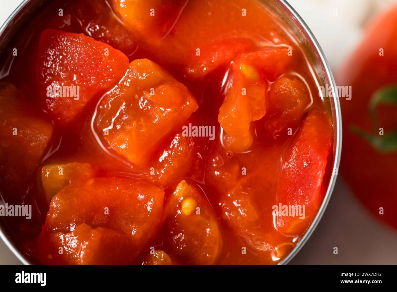 Rohe Bio-Tomaten in Dosen zum Kochen Stockfoto