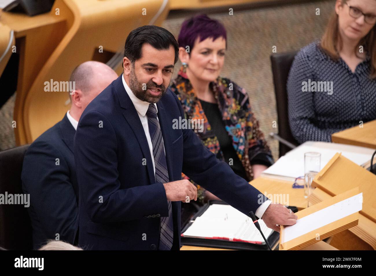 Edinburgh, Großbritannien. März 2024. Edinburgh, Schottland, Großbritannien. 28. März 2024PICTED: Humza Yousaf MSP, erster Minister von Schottland und Führer der Schottischen Nationalpartei (SNP). Szenen innerhalb des schottischen Parlaments während der letzten wöchentlichen Sitzung der First Minister Fragen vor der Osterpause und nur wenige Tage bevor das Gesetz über Hassverbrechen in Schottland Gesetz wird. Credit: Colin D Fisher Credit: Colin Fisher/Alamy Live News Stockfoto