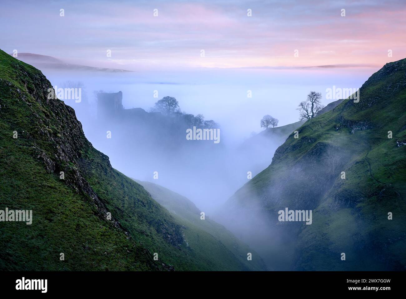 Ein nebeliger Morgen in Cave Dale in der Nähe von Castleton im Peak District. Stockfoto