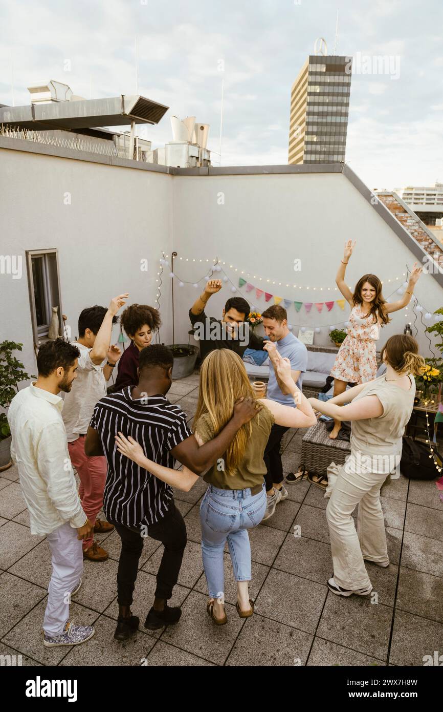 Gruppe von Freunden, die auf der Dachterrasse auf der Party tanzen Stockfoto