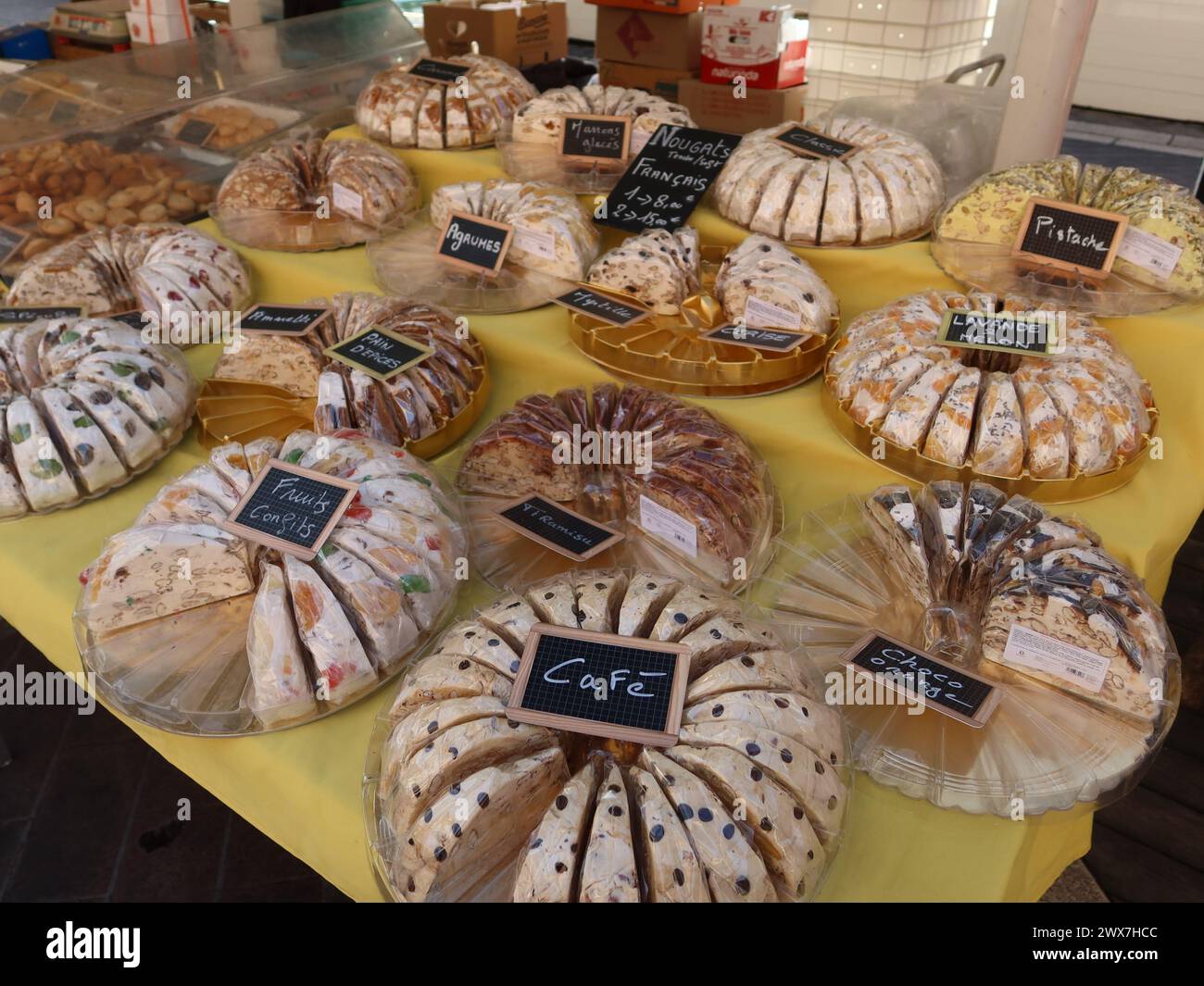 Marktstand im Cours saleya in Nizza, wo die französische Spezialität der Nougats in verschiedenen Geschmacksrichtungen präsentiert wird. Stockfoto