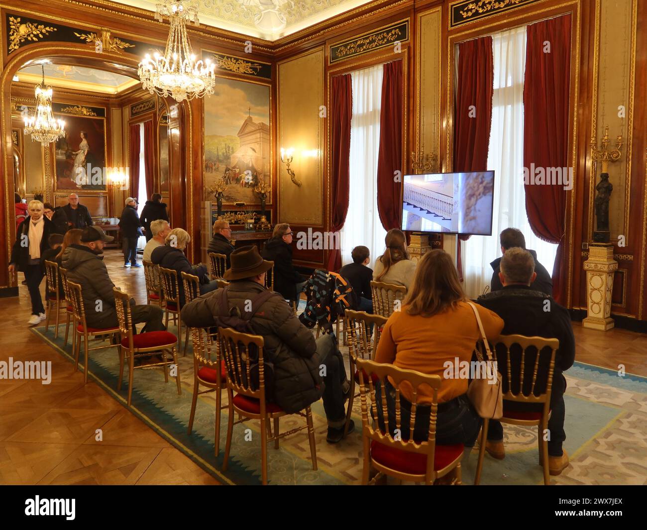 Besucher der Villa Massena sehen eine audiovisuelle Präsentation über die Geschichte von Nizza, bevor sie die Museumsausstellungen und Kunstgalerie besuchen. Stockfoto