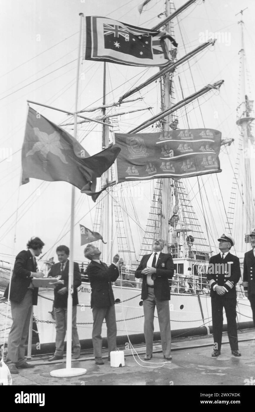 DIE FLAGGEN DES AUSTRALISCHEN DESIGNERS JOHN VAUGHAN WURDEN ALS DIE ERSTE FLOTTE AUS PORTSMOUTH, 1988 PIC MIKE WALKER 1988, GEHISST Stockfoto