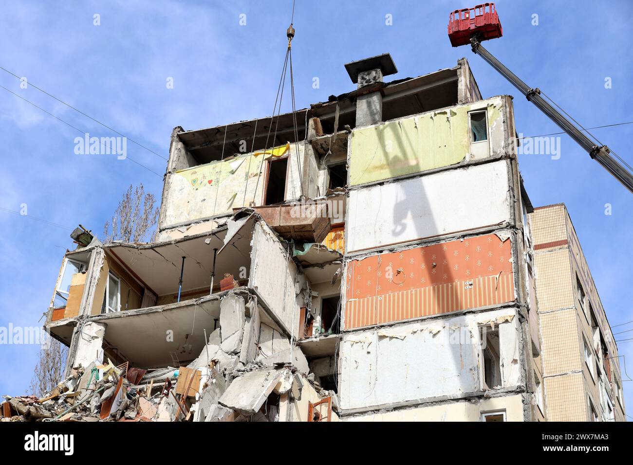 Nicht exklusiv: ODESA, UKRAINE - 27. MÄRZ 2024 - mit den Arbeiten wurde begonnen, einen Teil des Abschnitts eines 9-stöckigen Wohngebäudes auf der Dobrovolskoho Av Stockfoto