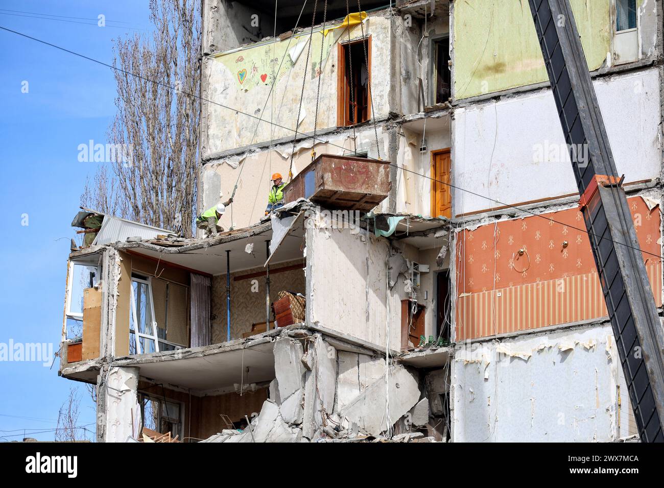 Nicht exklusiv: ODESA, UKRAINE - 27. MÄRZ 2024 - mit den Arbeiten wurde begonnen, einen Teil des Abschnitts eines 9-stöckigen Wohngebäudes auf der Dobrovolskoho Av Stockfoto