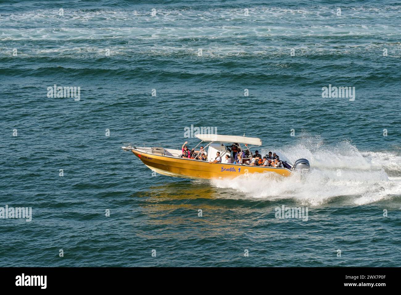 Cartagena, Kolumbien - 24. Januar 2024: Schnelles Motorboot, das Touristen auf eine Reise durch die Bucht bringt Stockfoto