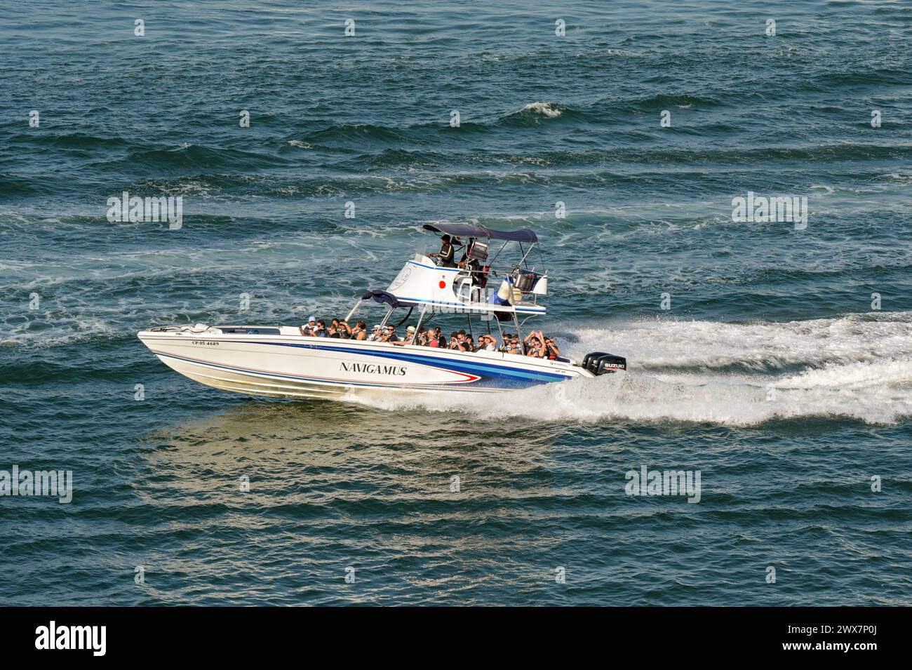 Cartagena, Kolumbien - 24. Januar 2024: Schnelles Motorboot, das Touristen auf eine Reise durch die Bucht bringt Stockfoto