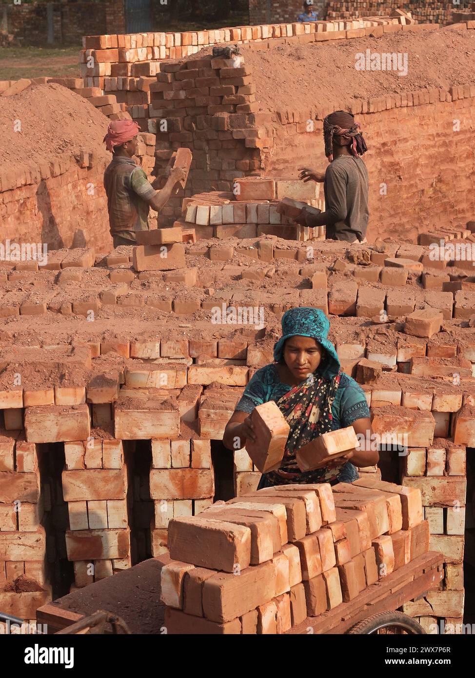 Ein Arbeiter trägt Ziegelsteine bei Maurer in Khulna, Bangladesch. Stockfoto