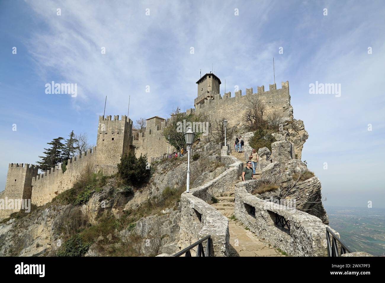 Touristen, die in der ruhigsten Republik San Marino spazieren gehen Stockfoto