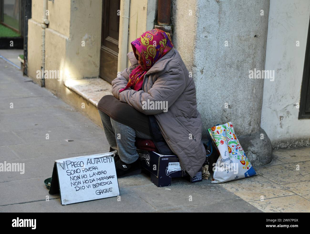 Weibliche Straßenbettelin in Italien Stockfoto