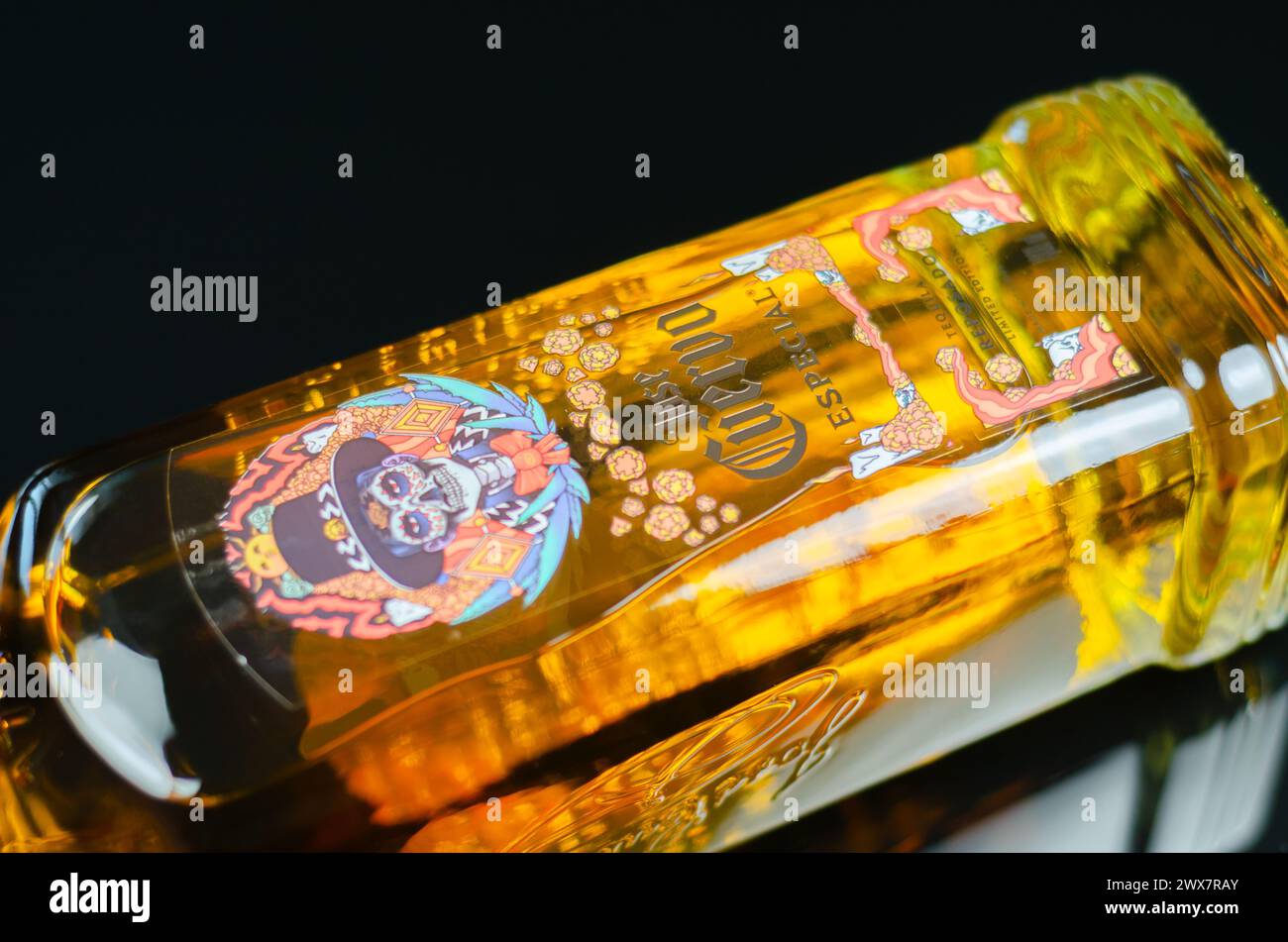 LONDON, Großbritannien - 08. MÄRZ 2024 Eine Flasche traditionellen Reposado Tequila, entworfen vom mexikanischen Künstler Pogo, mit einem klassischen Totenkopfmotiv, das mit orangefarbenem Ma verziert ist Stockfoto