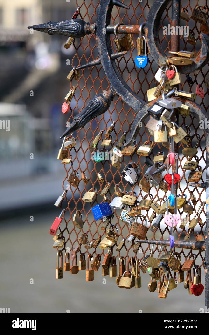 Frankreich, Region Ile-de-France, Paris Île de la Cité, 4. Arrondissement, Île de la Cité, Pont de l'Archevêché (Brücke des Erzbischofs), Vorhängeschlösser für die Liebe, Valentinstag, 21. März 2024 Stockfoto